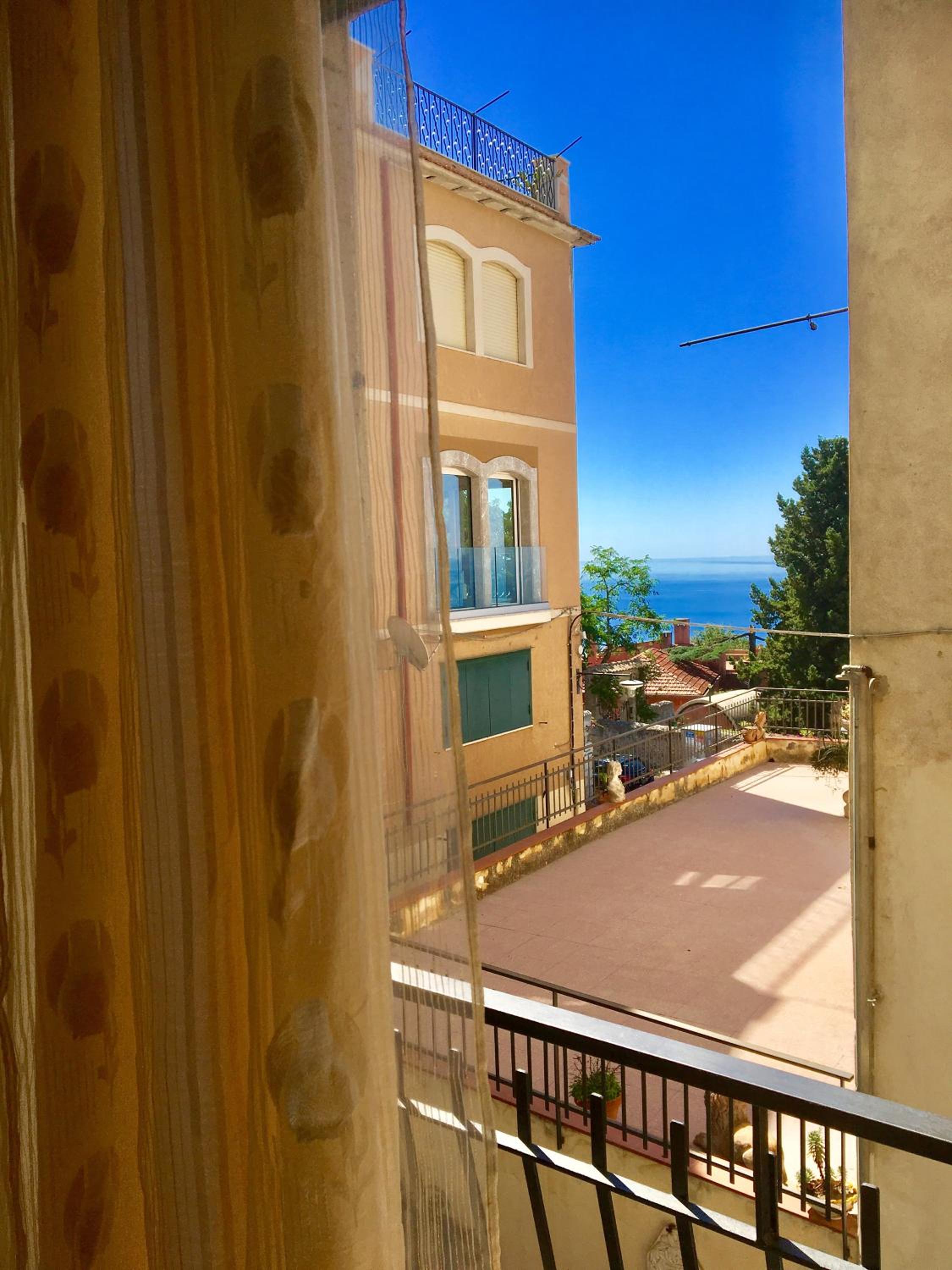 Double Room with Balcony - Photo 10