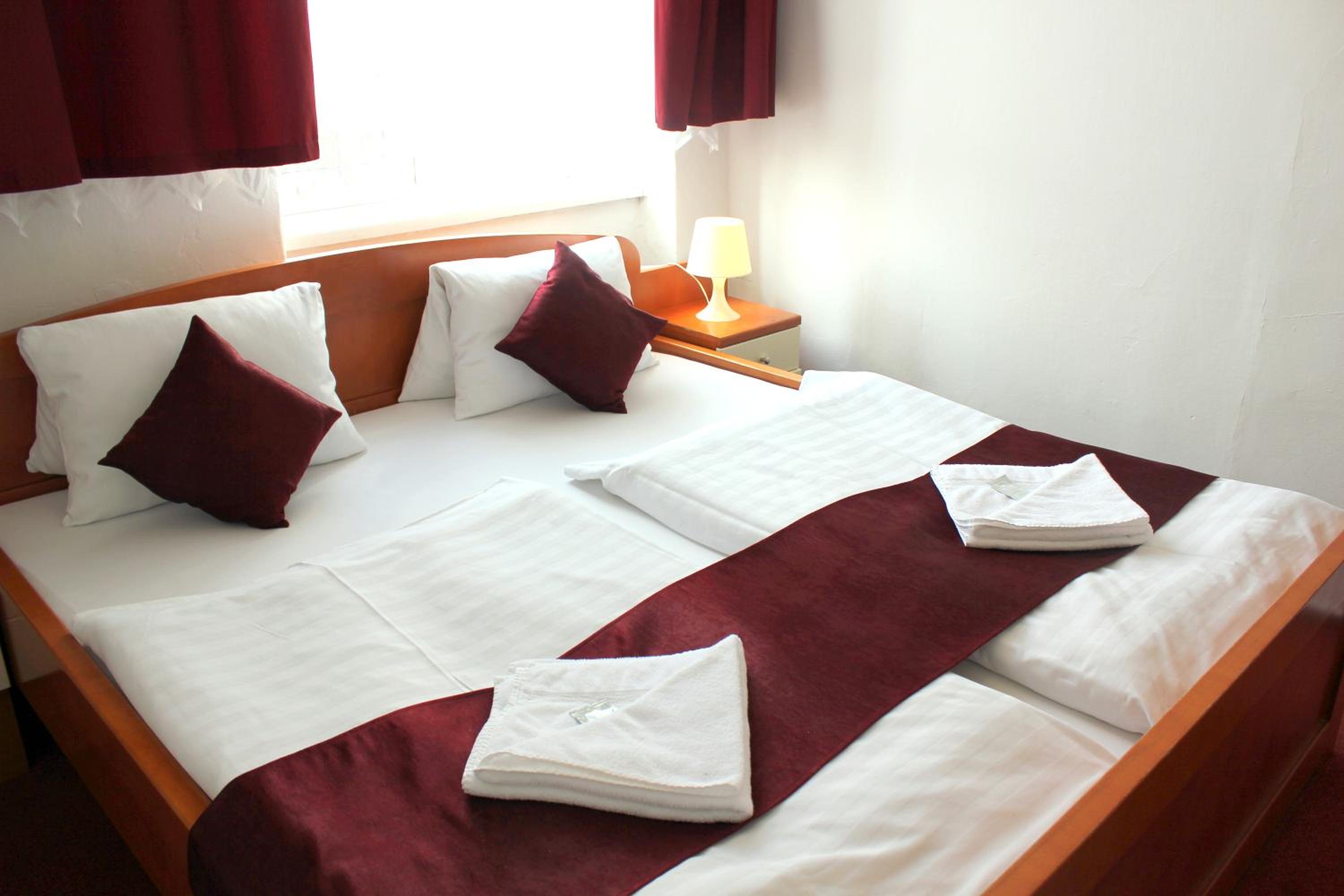 Small Double Room - Photo 1