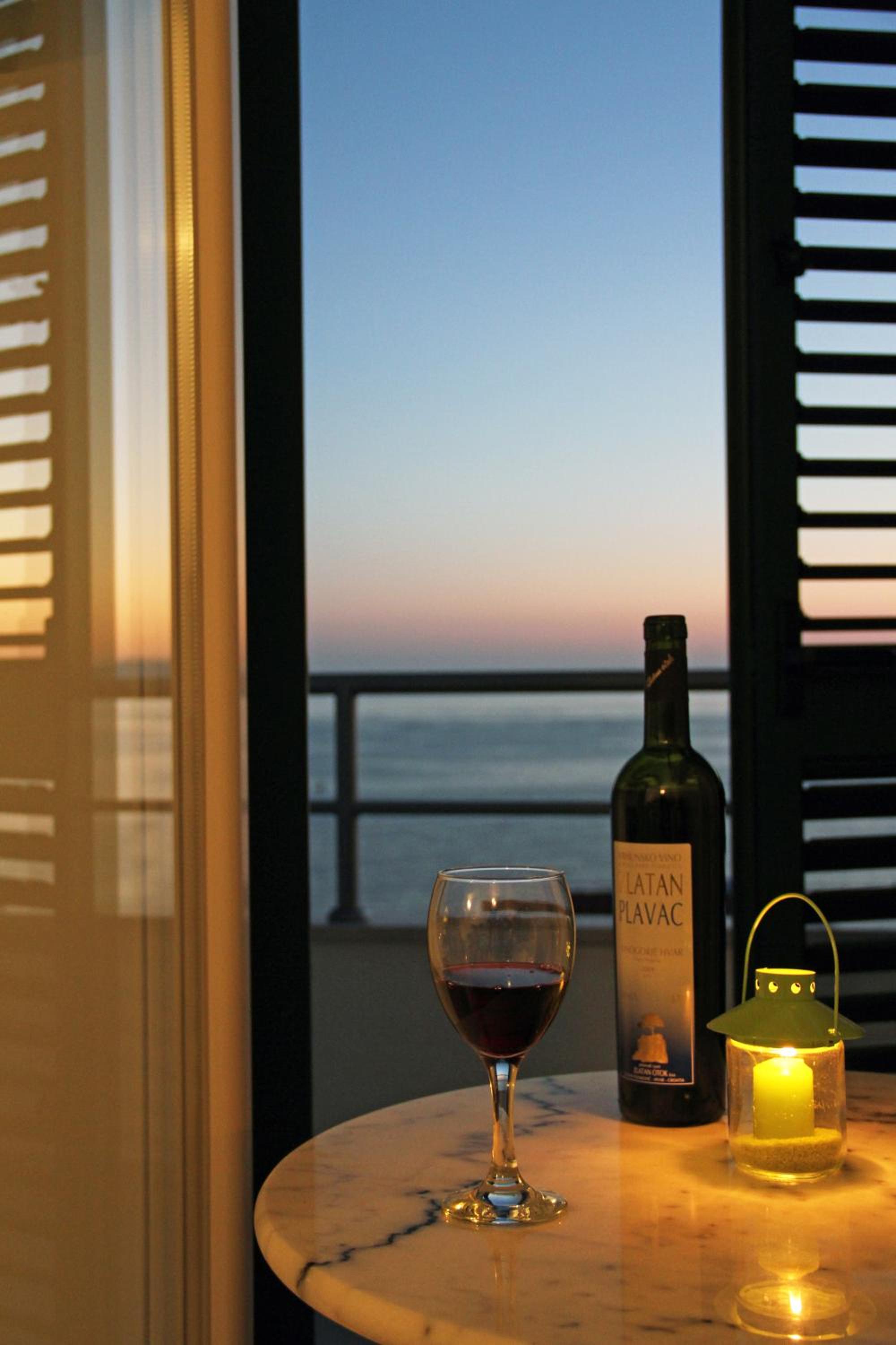 One-Bedroom Apartment  with Balcony and Sea View photo 3