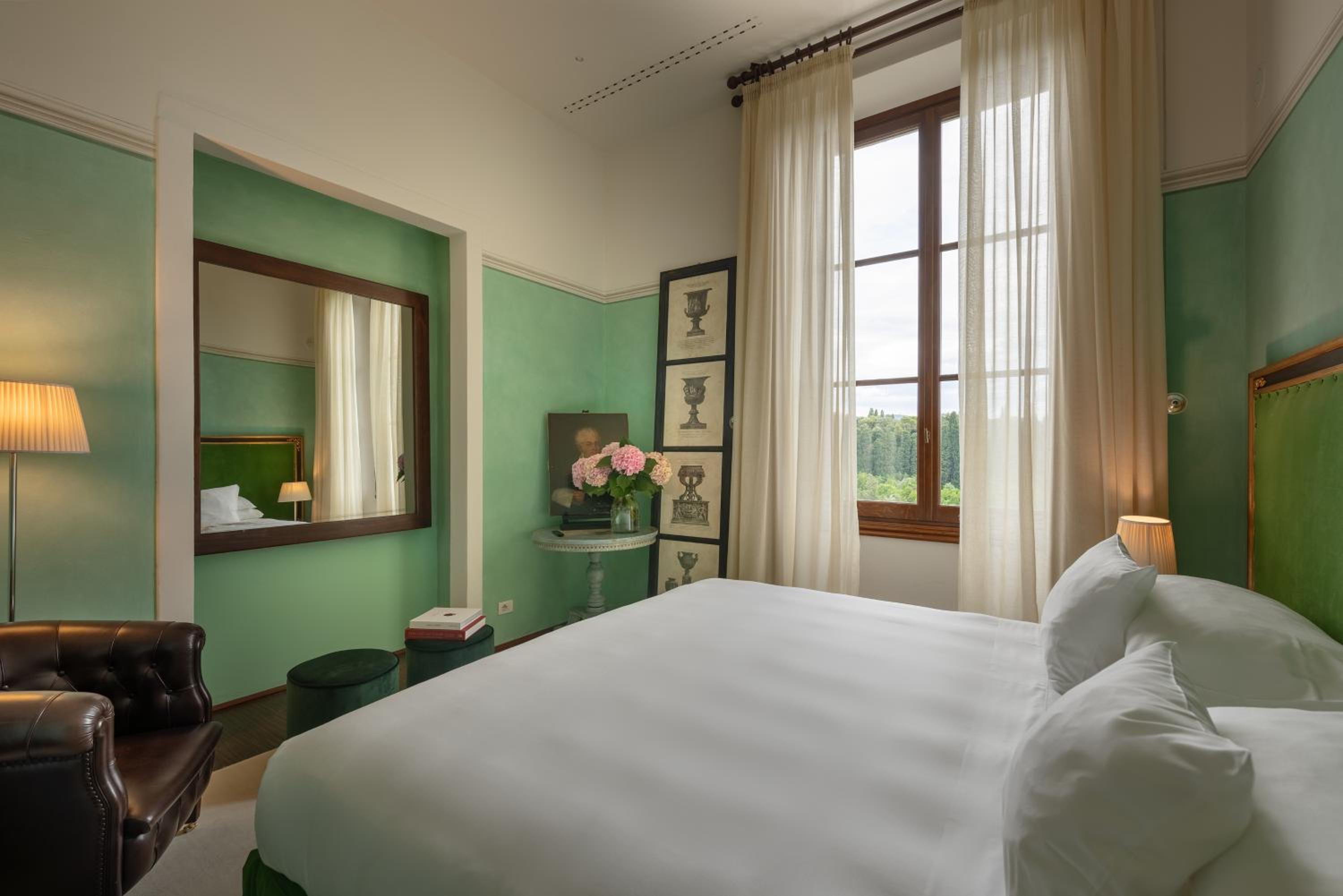 Deluxe Double Room thumbnail 5