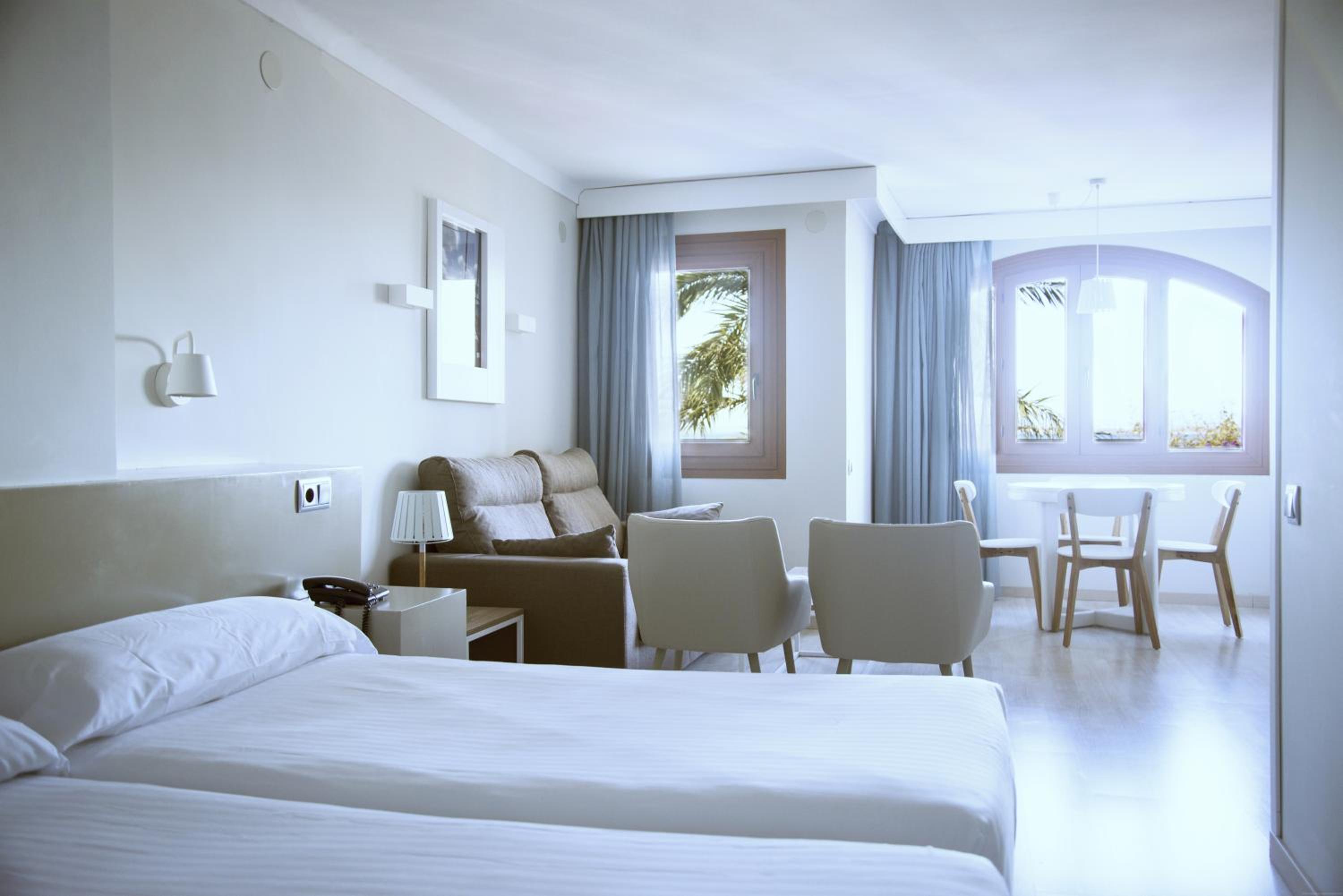 Double or Twin Room with Sea View - Photo 13