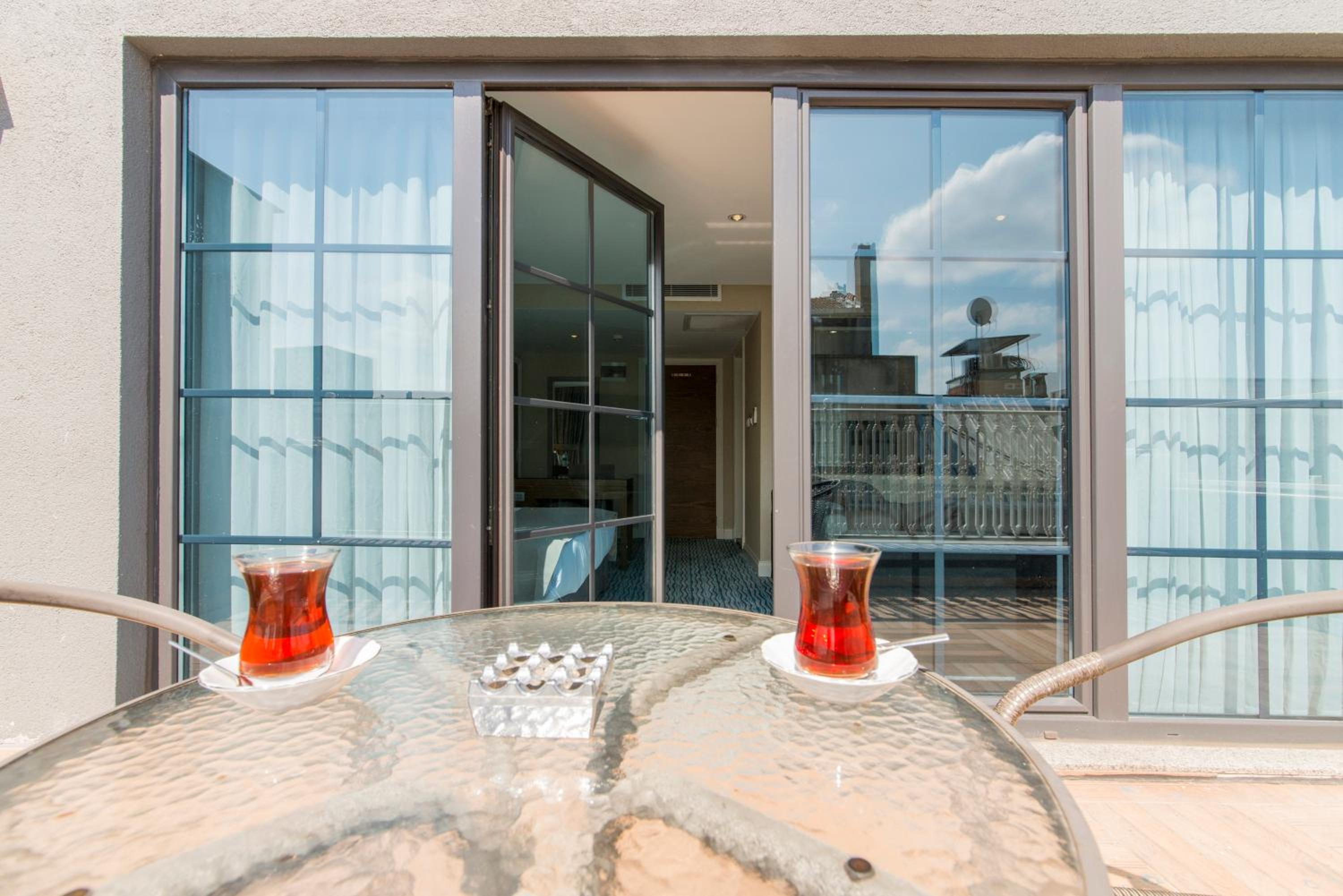 Family Room with Balcony photo 3