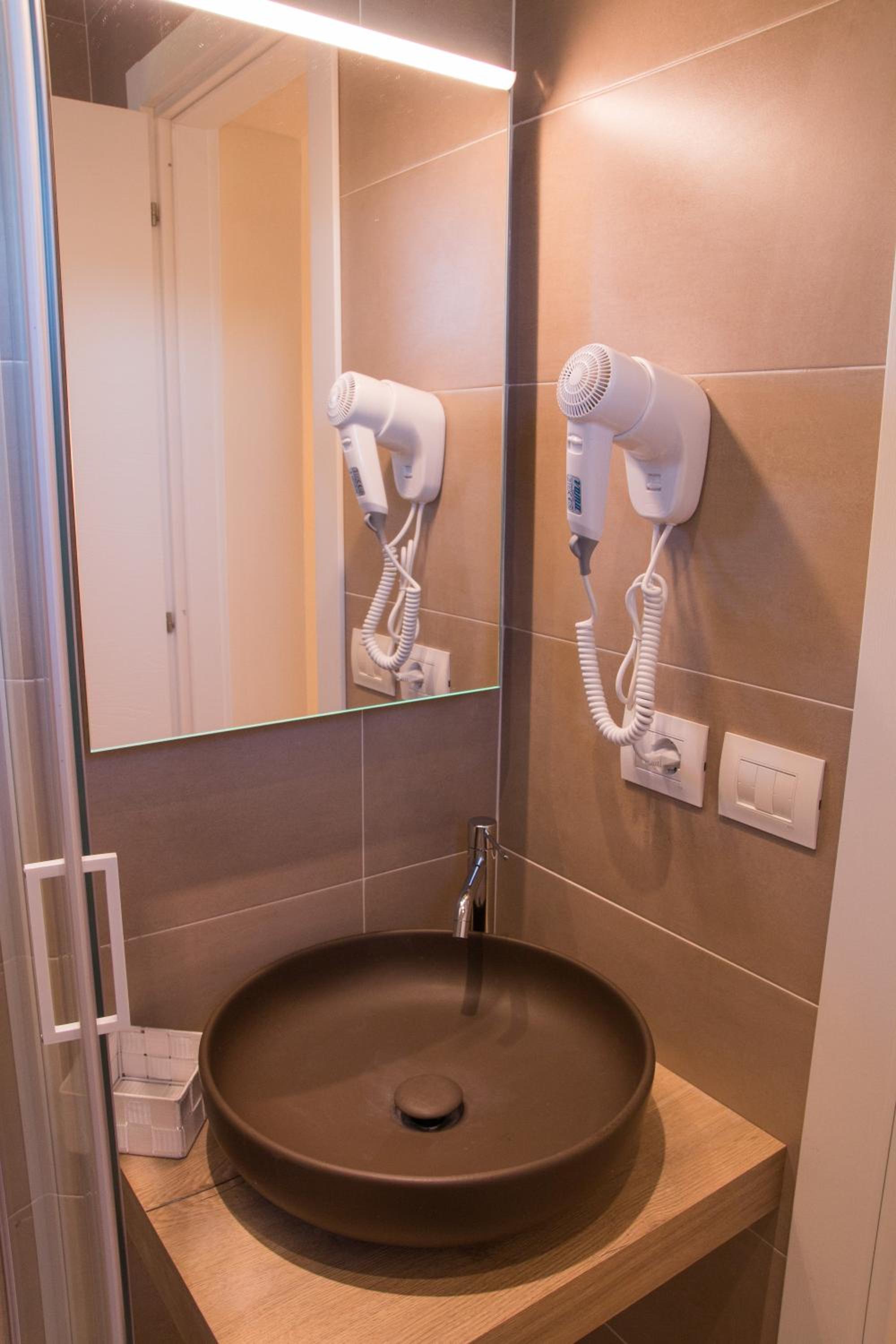 Twin Room with Private Bathroom photo 2
