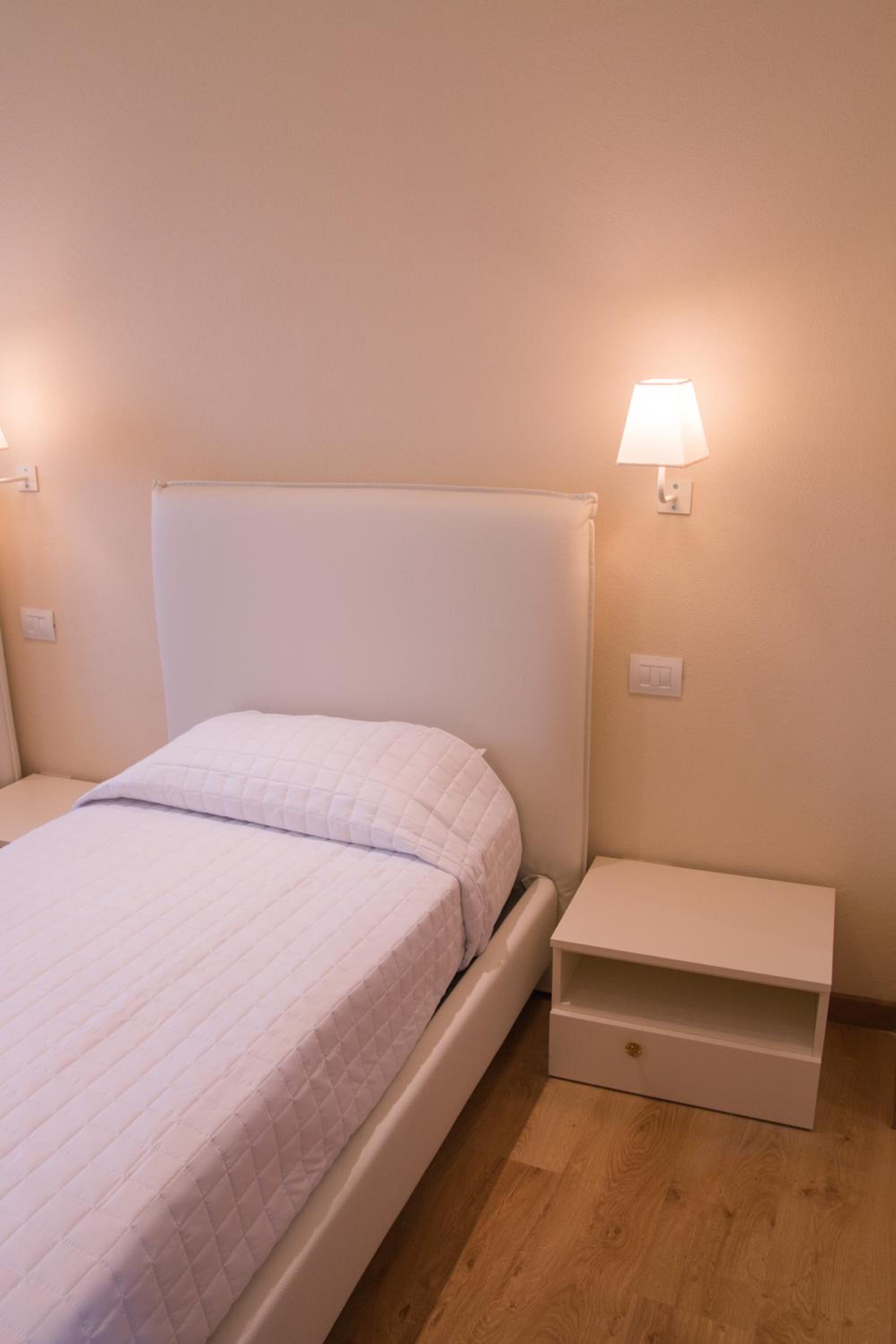 Twin Room with Private Bathroom photo 1