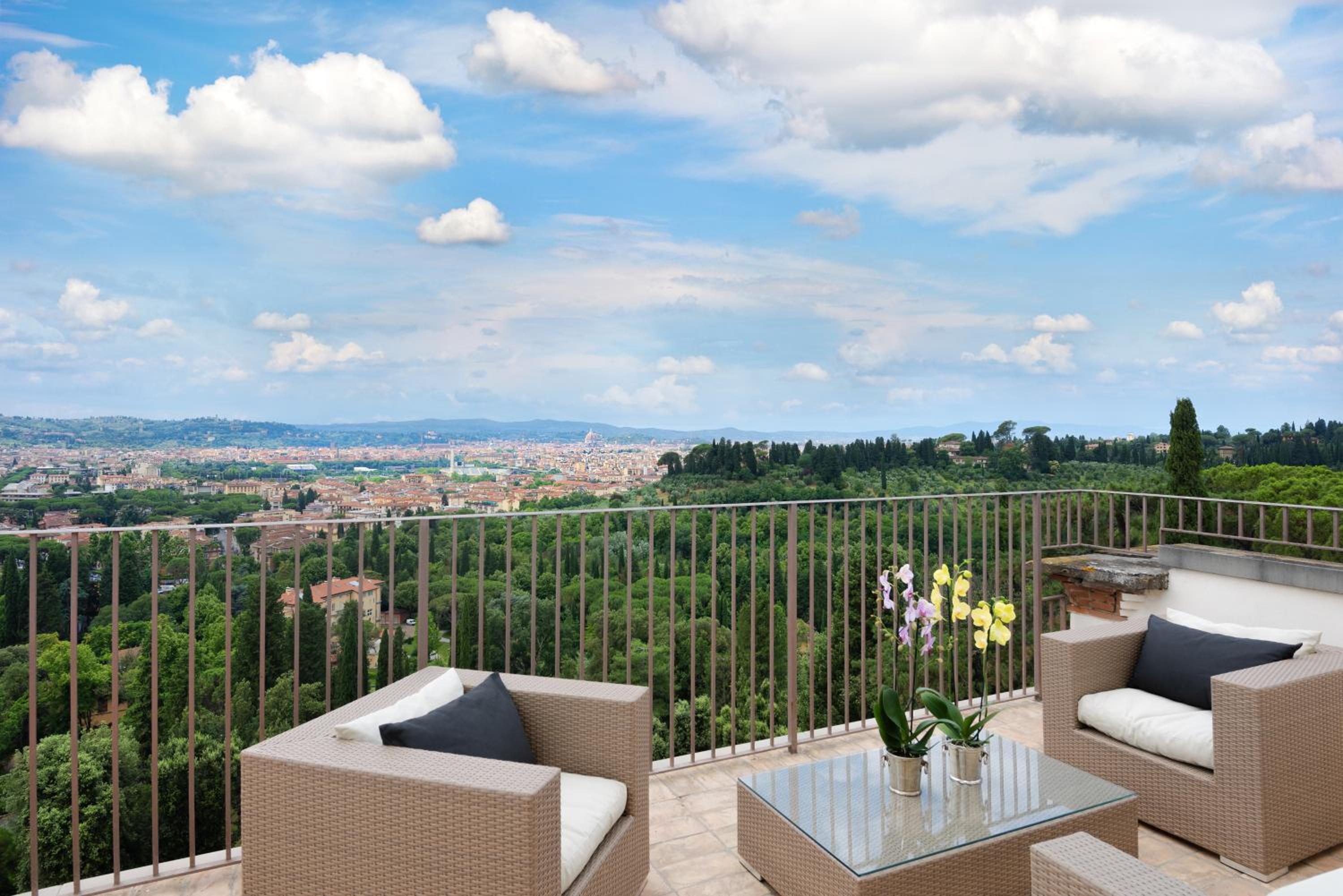 Suite with Balcony thumbnail 6