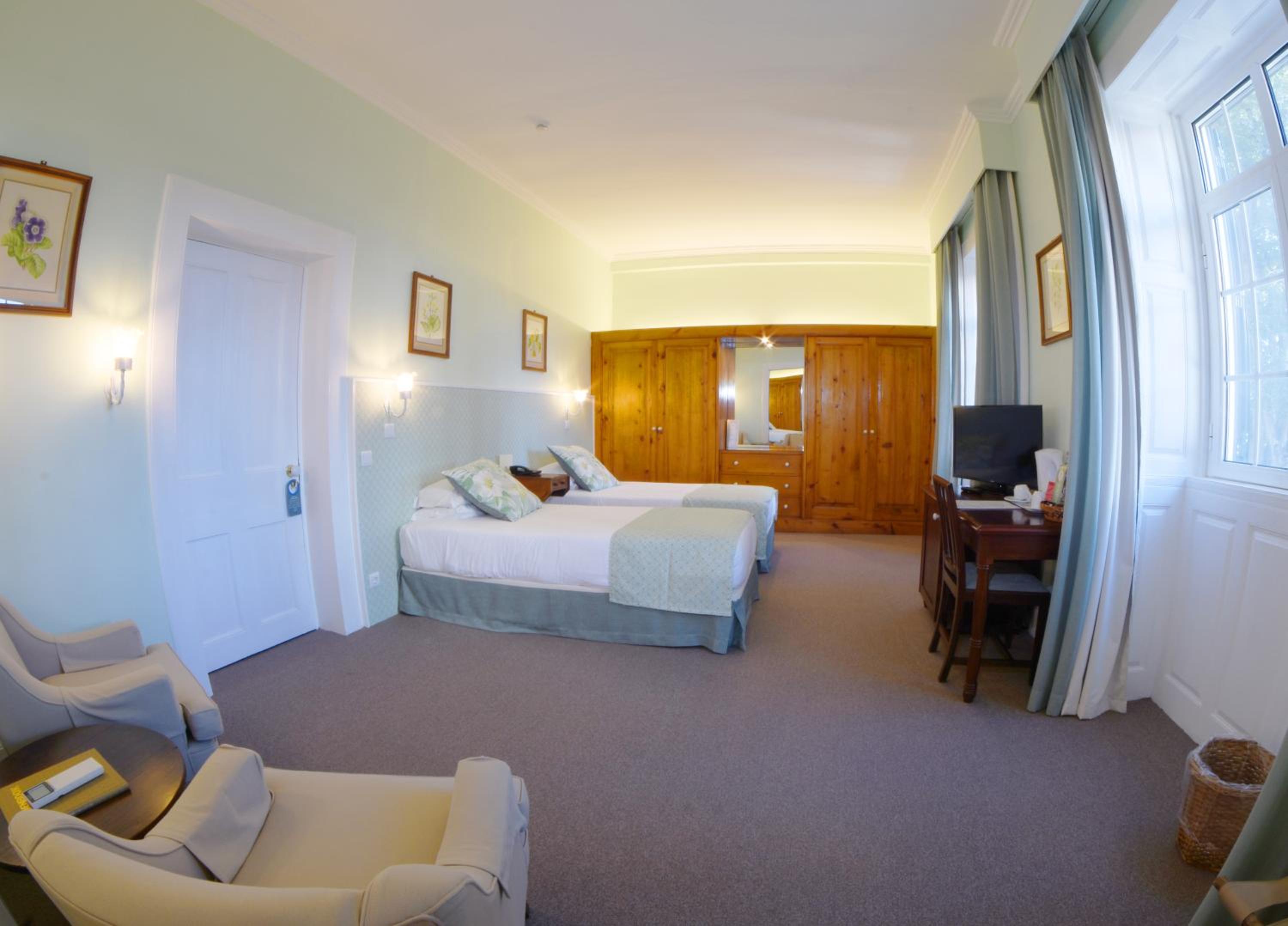 Double or Twin Room with Garden View thumbnail 5