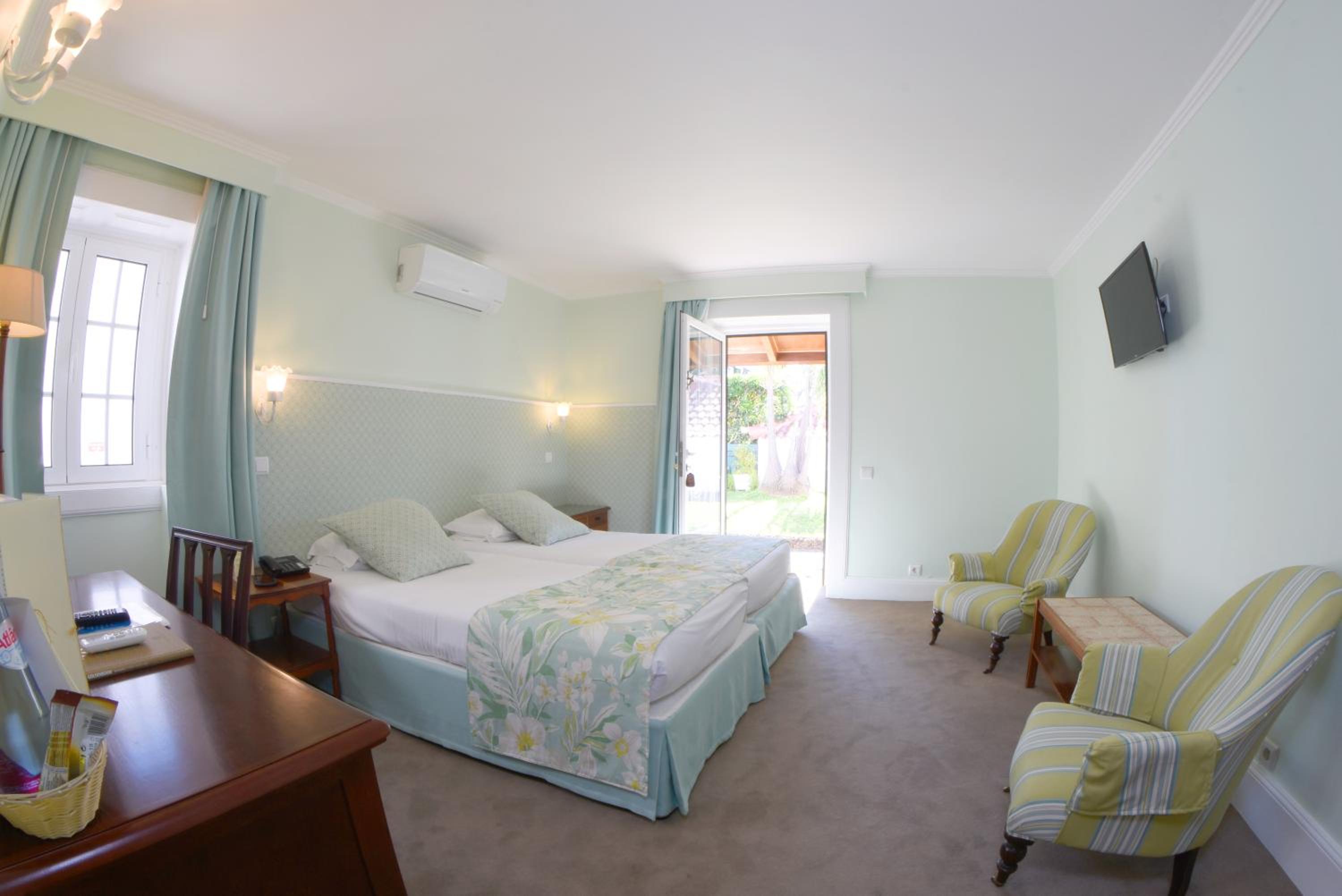 Double or Twin Room Pool Side thumbnail 6