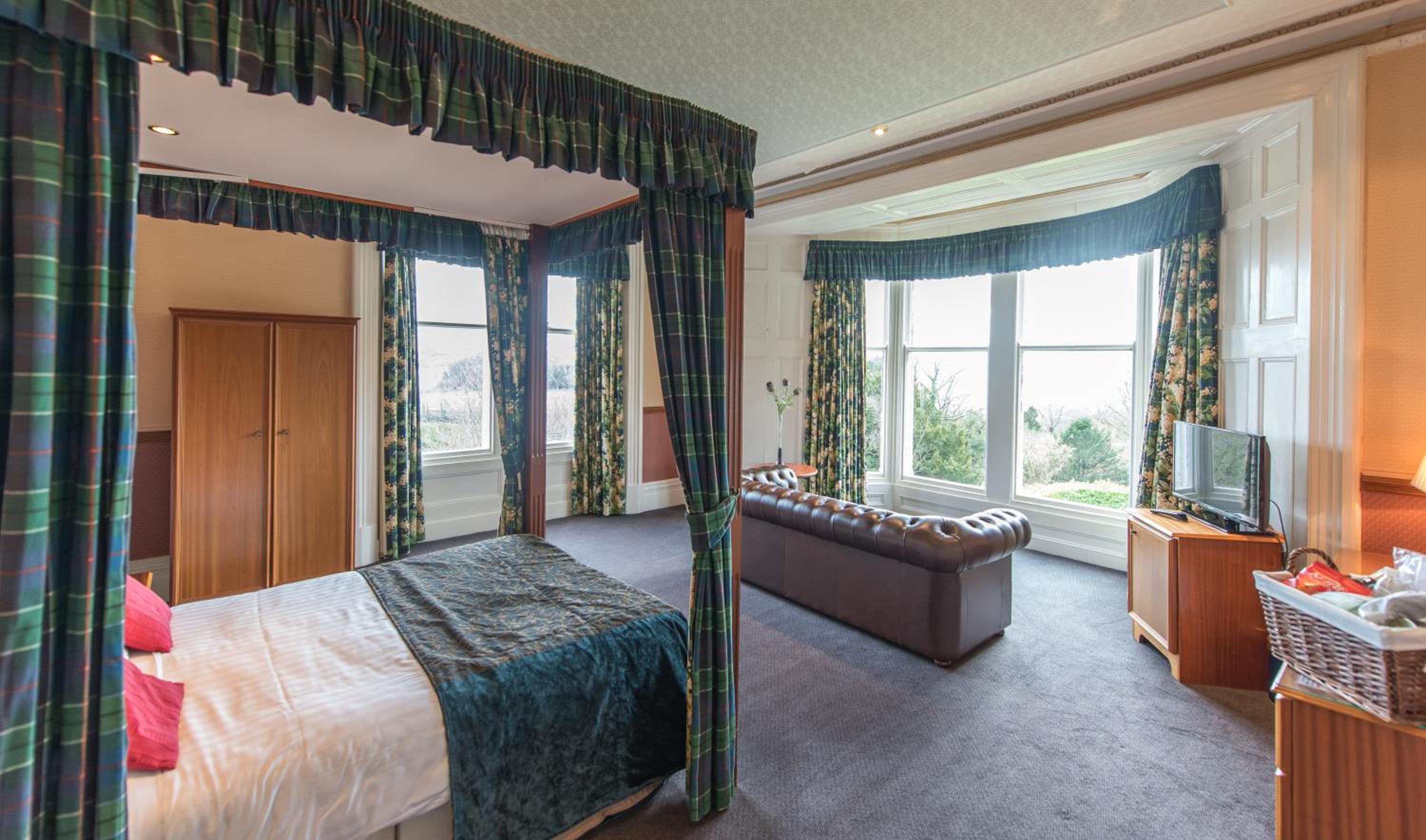 Double Room with Four Poster Bed - Photo 1