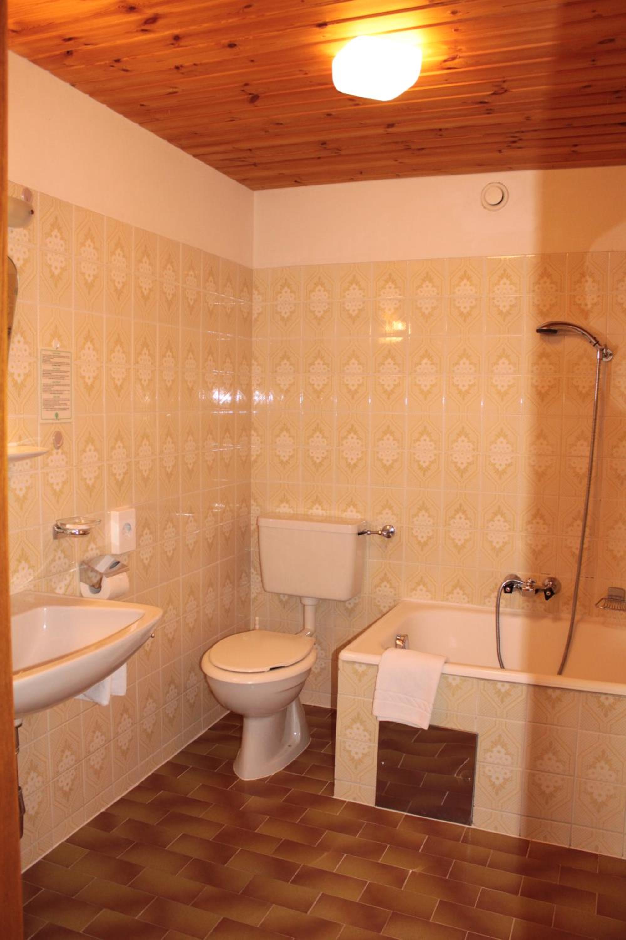 Standard Double Room East - Photo 3