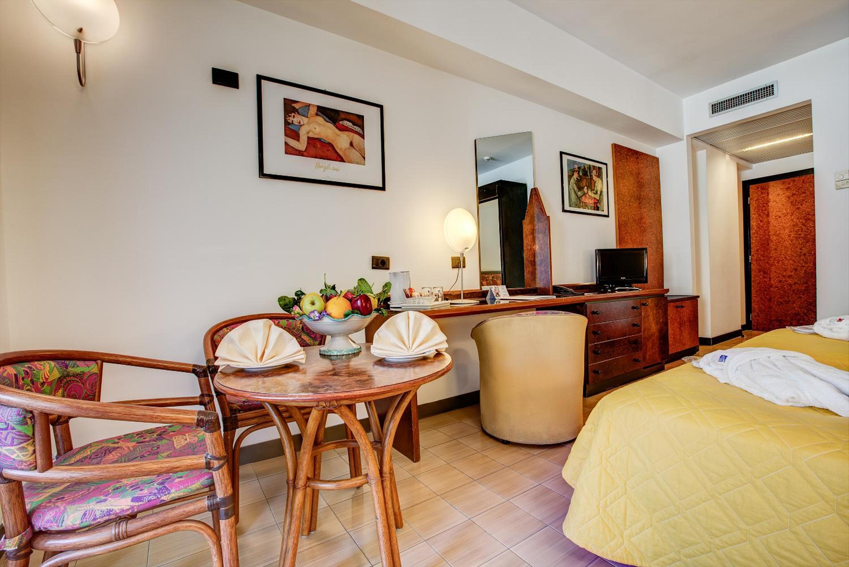 Standard Double or Twin Room with Balcony - Photo 8