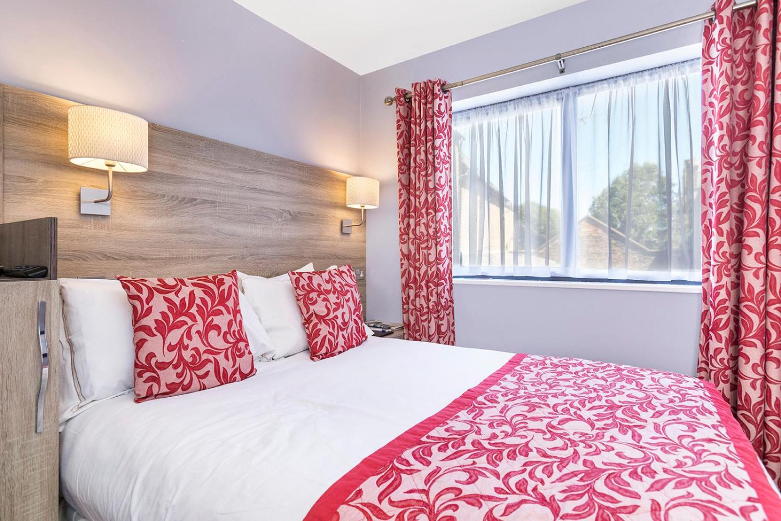 Small Double Room with Window and Double Bed photo 2