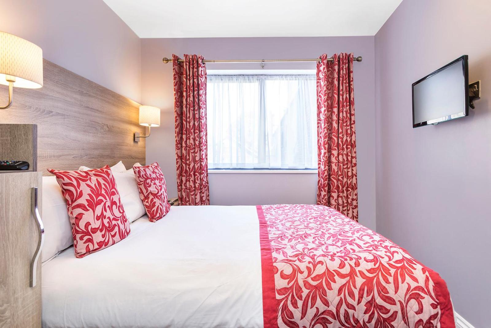 Small Double Room with Window and Double Bed photo 3