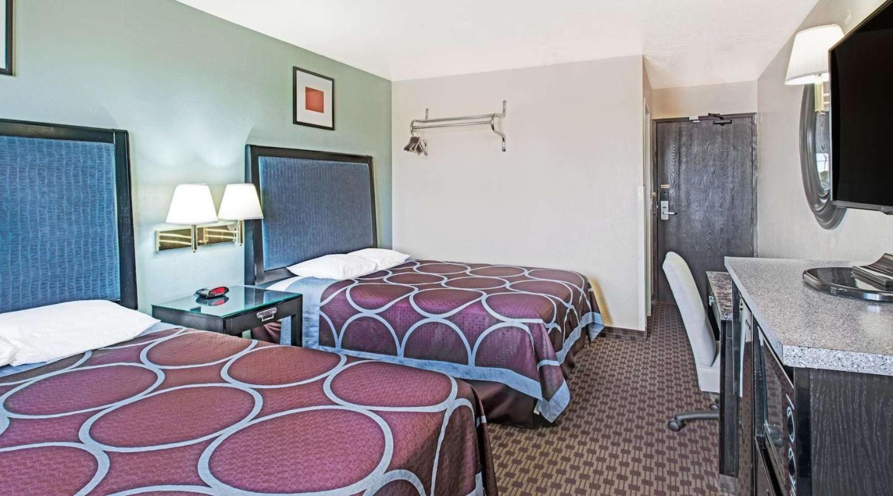 Queen Room with Two Queen Beds - Non-Smoking - Photo 1