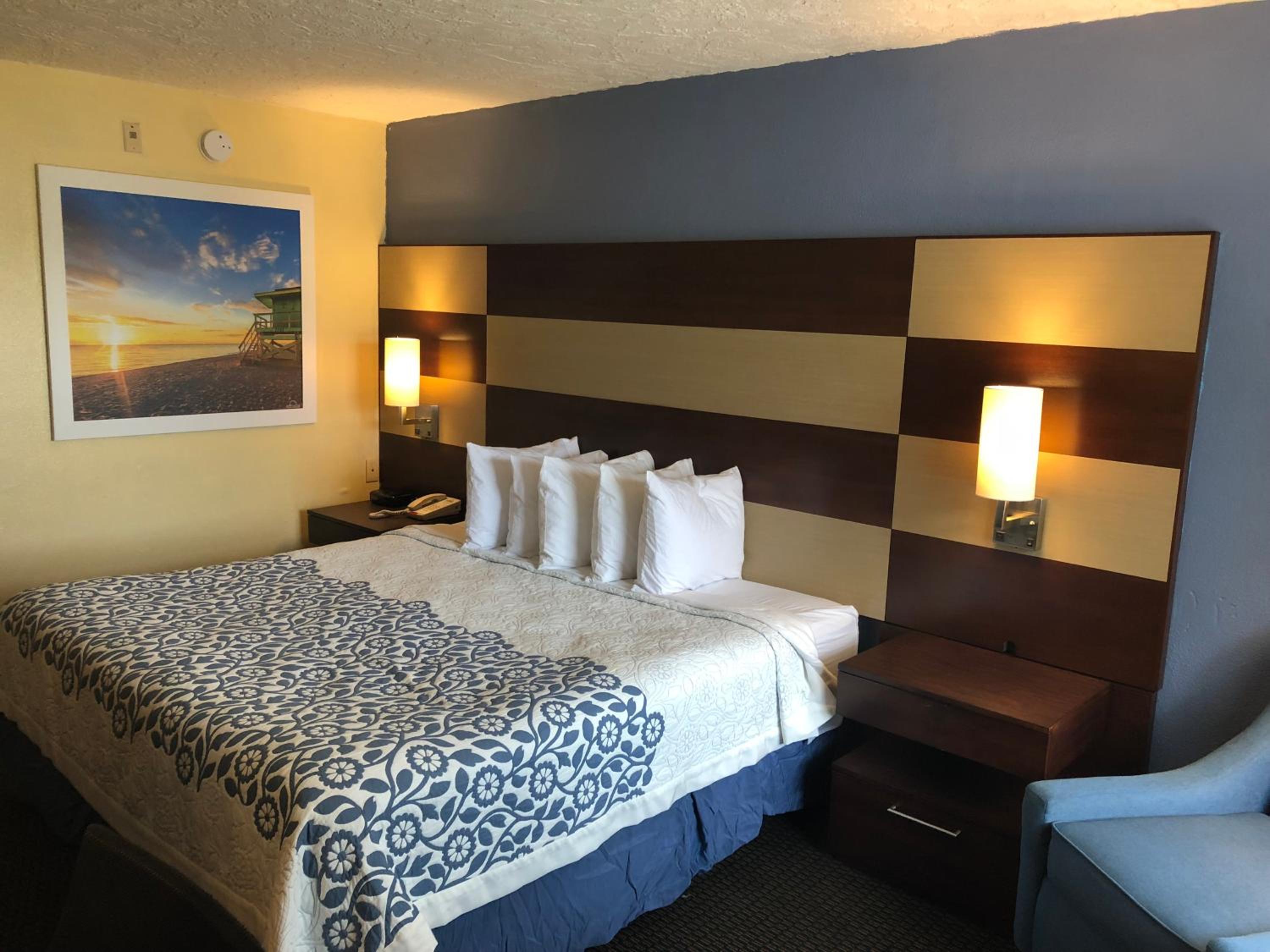 King Room - Non-Smoking - Photo 2