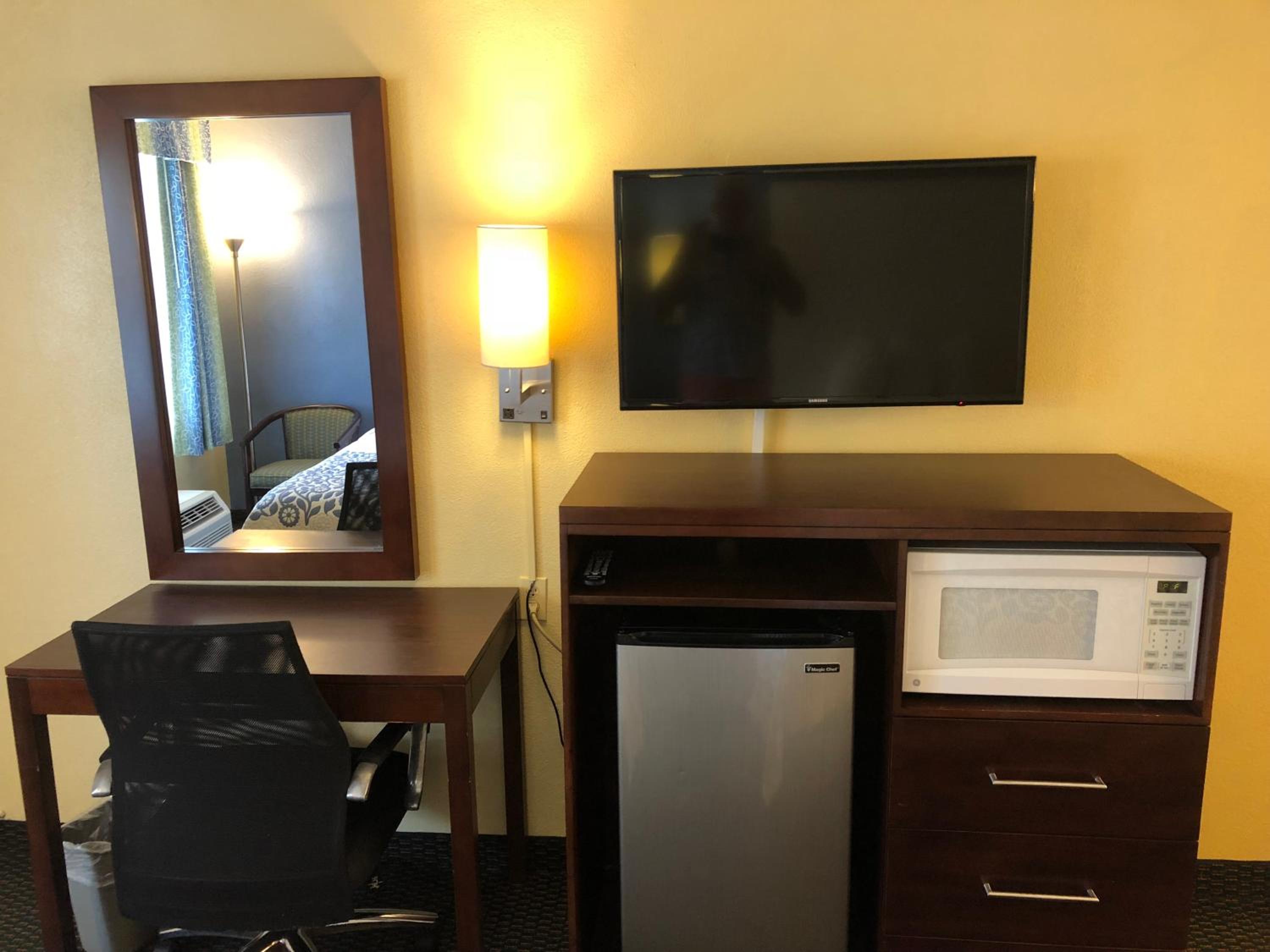 Queen Room with Bathtub with Grab Bars - Mobility Access/Non-Smoking - Photo 4