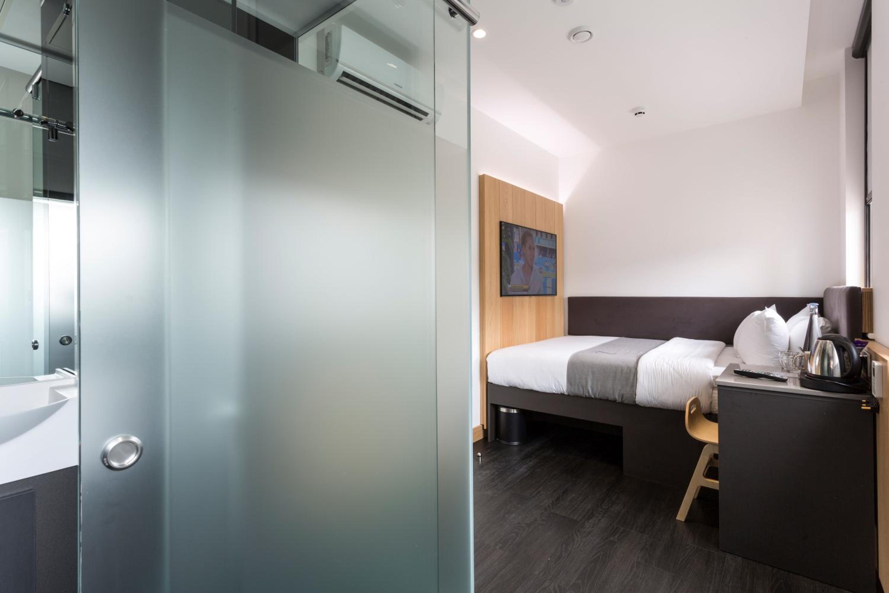 Club Queen Room