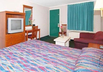 King Room - Non-Smoking - Photo 2