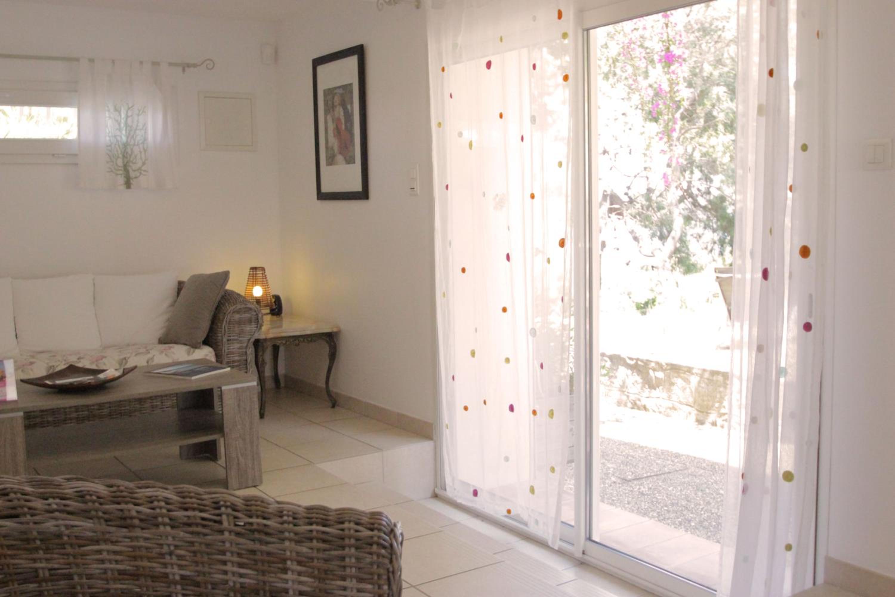 Family Room with Garden View - Photo 2