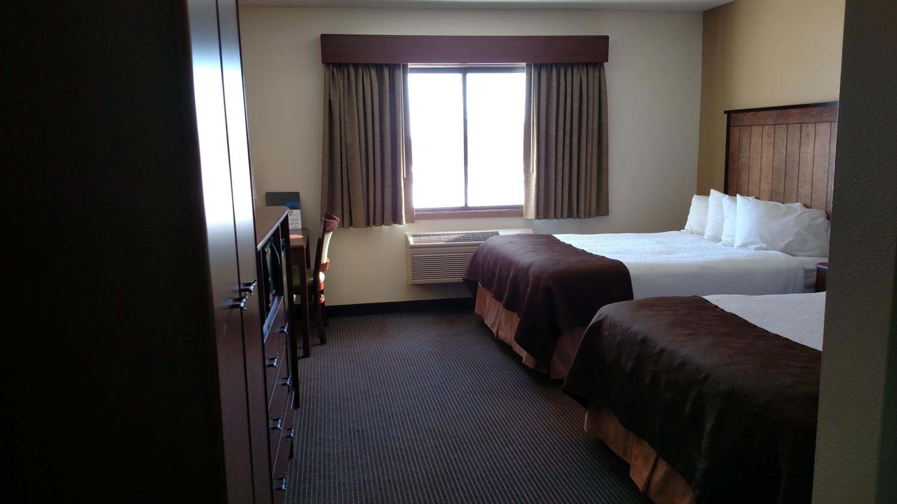 Queen Room with Two Queen Beds - Non-Smoking photo 3