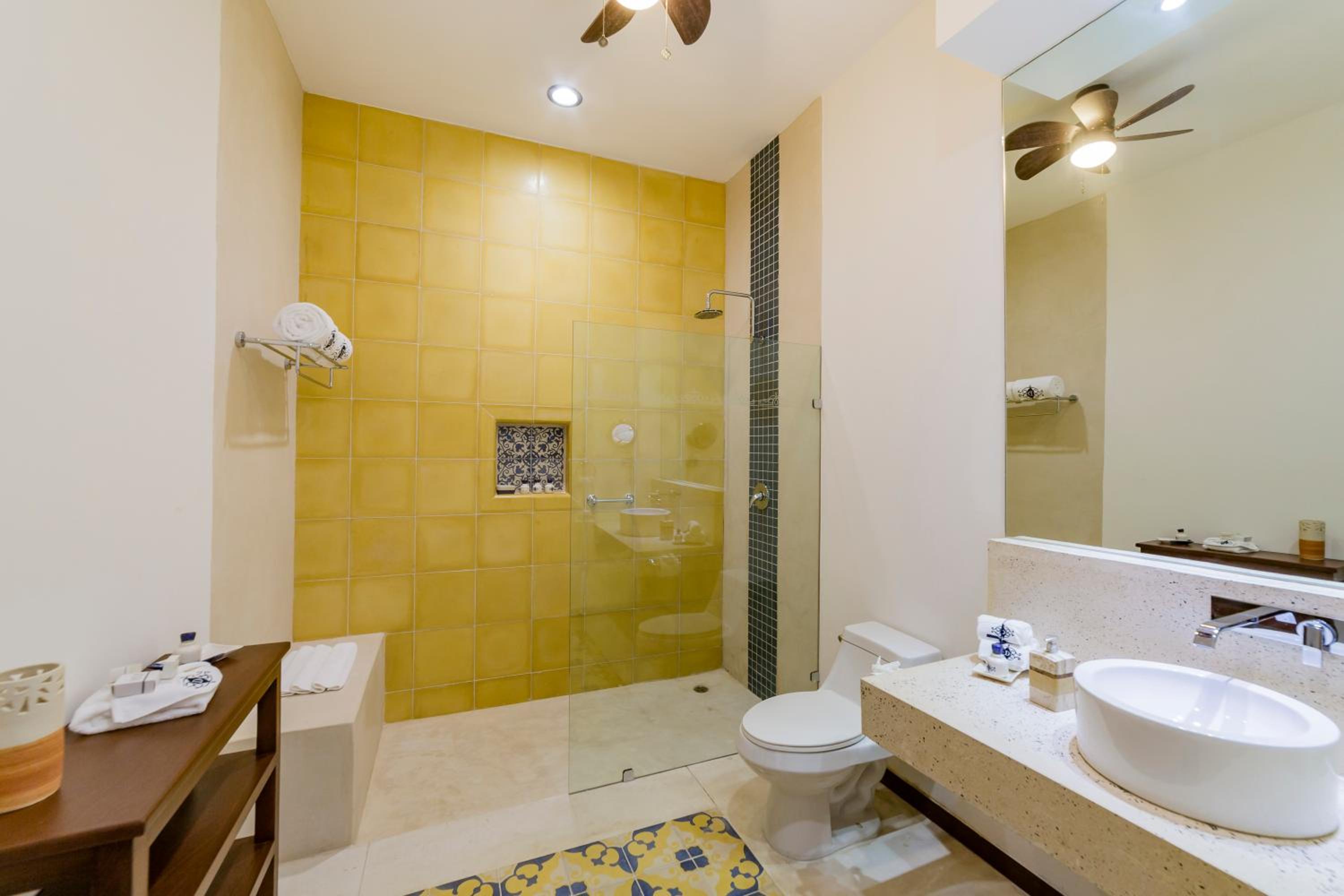 Deluxe King Room - Photo 3