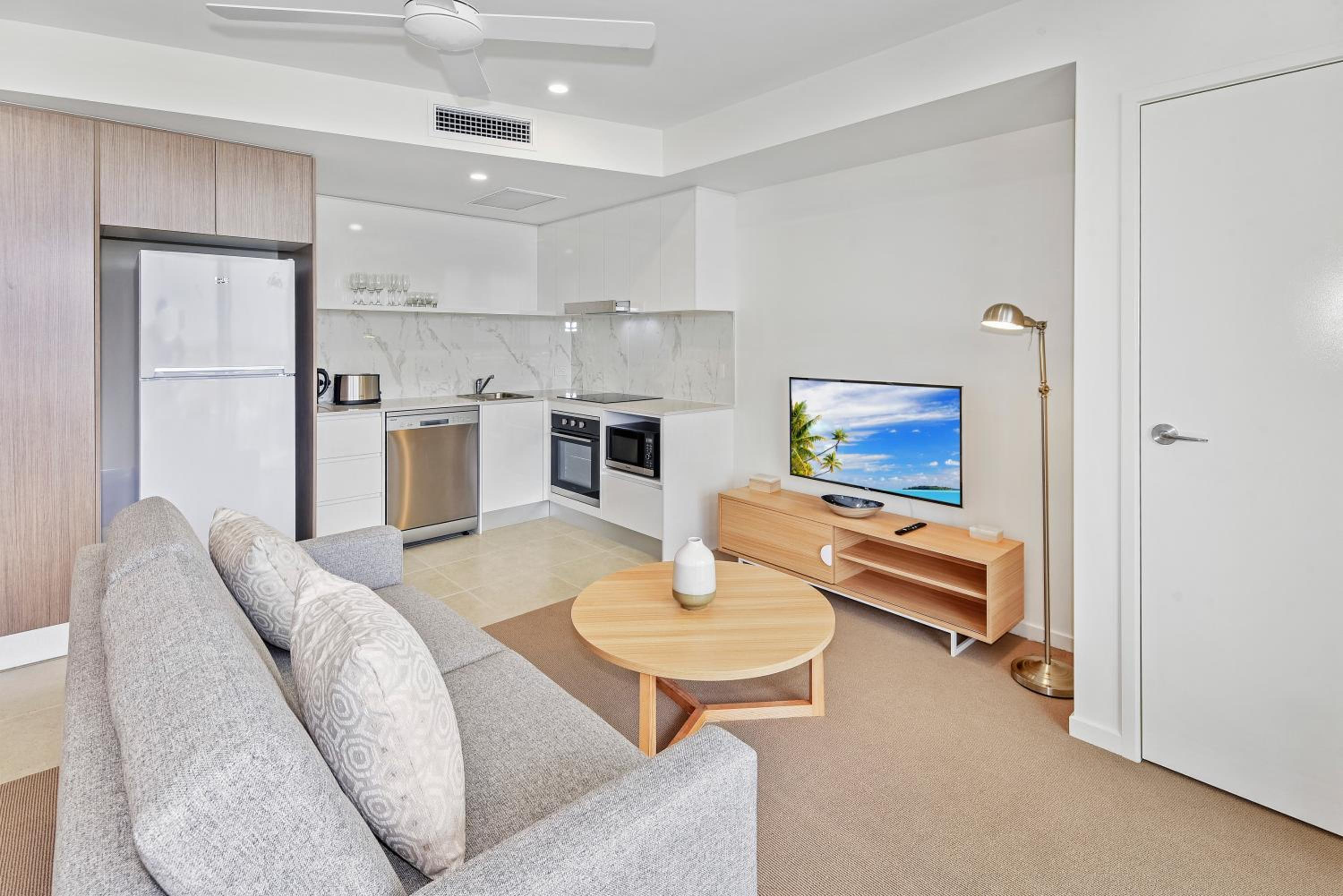 One-Bedroom Apartment with Lake View photo 3