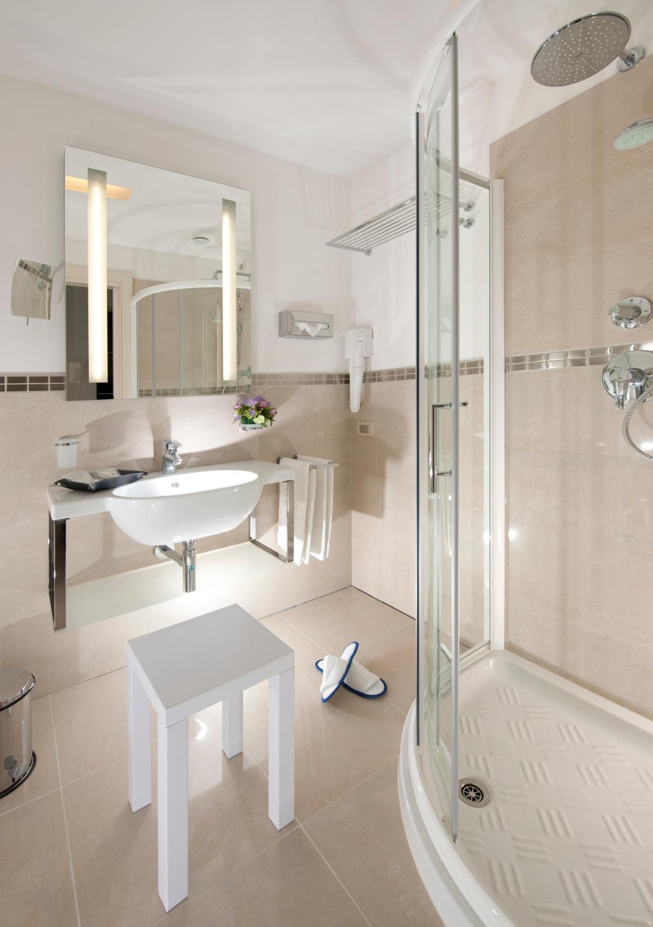 Classic Double Room with Balcony and Side Sea View - Photo 3