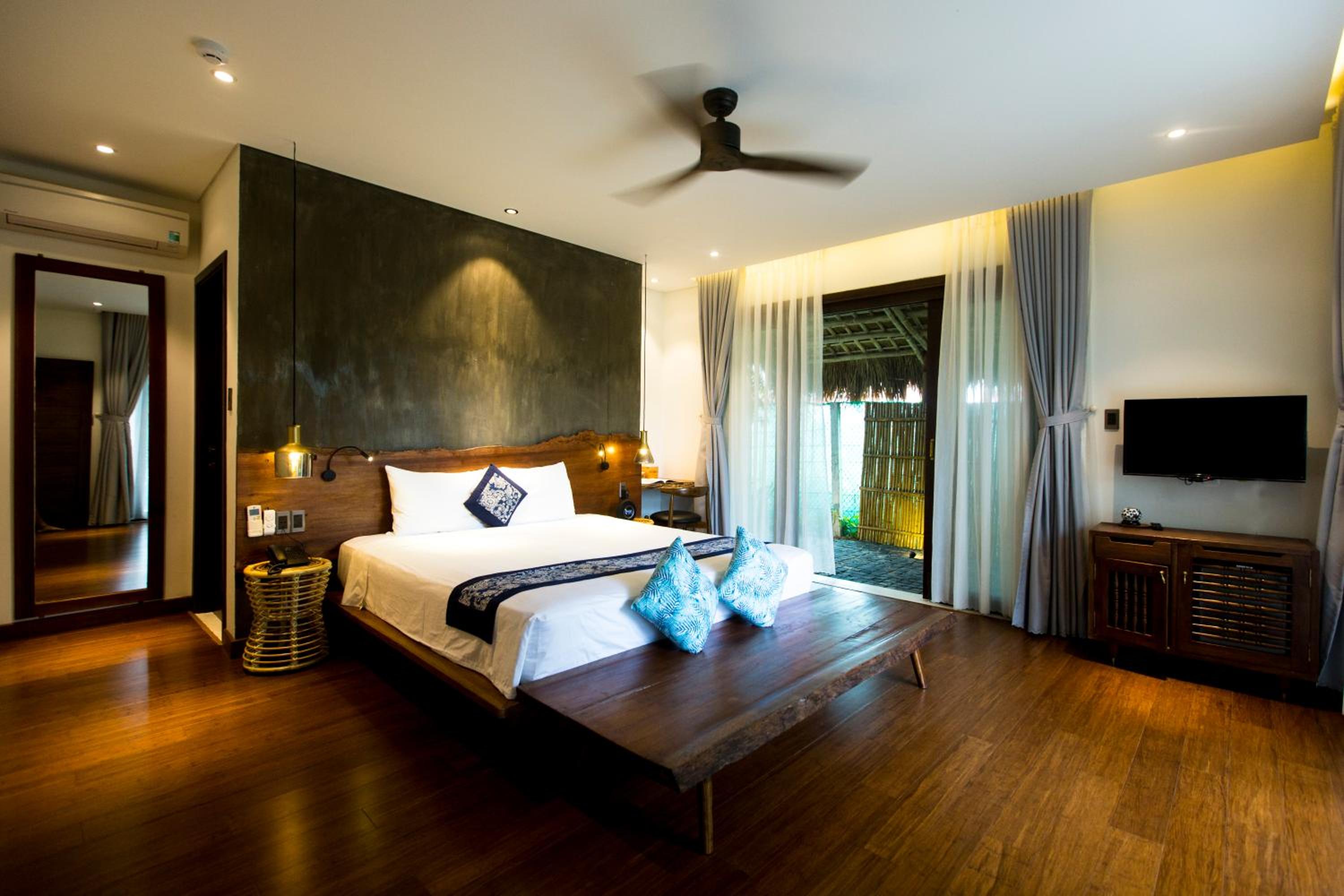 Deluxe Double or Twin Room with Pool View