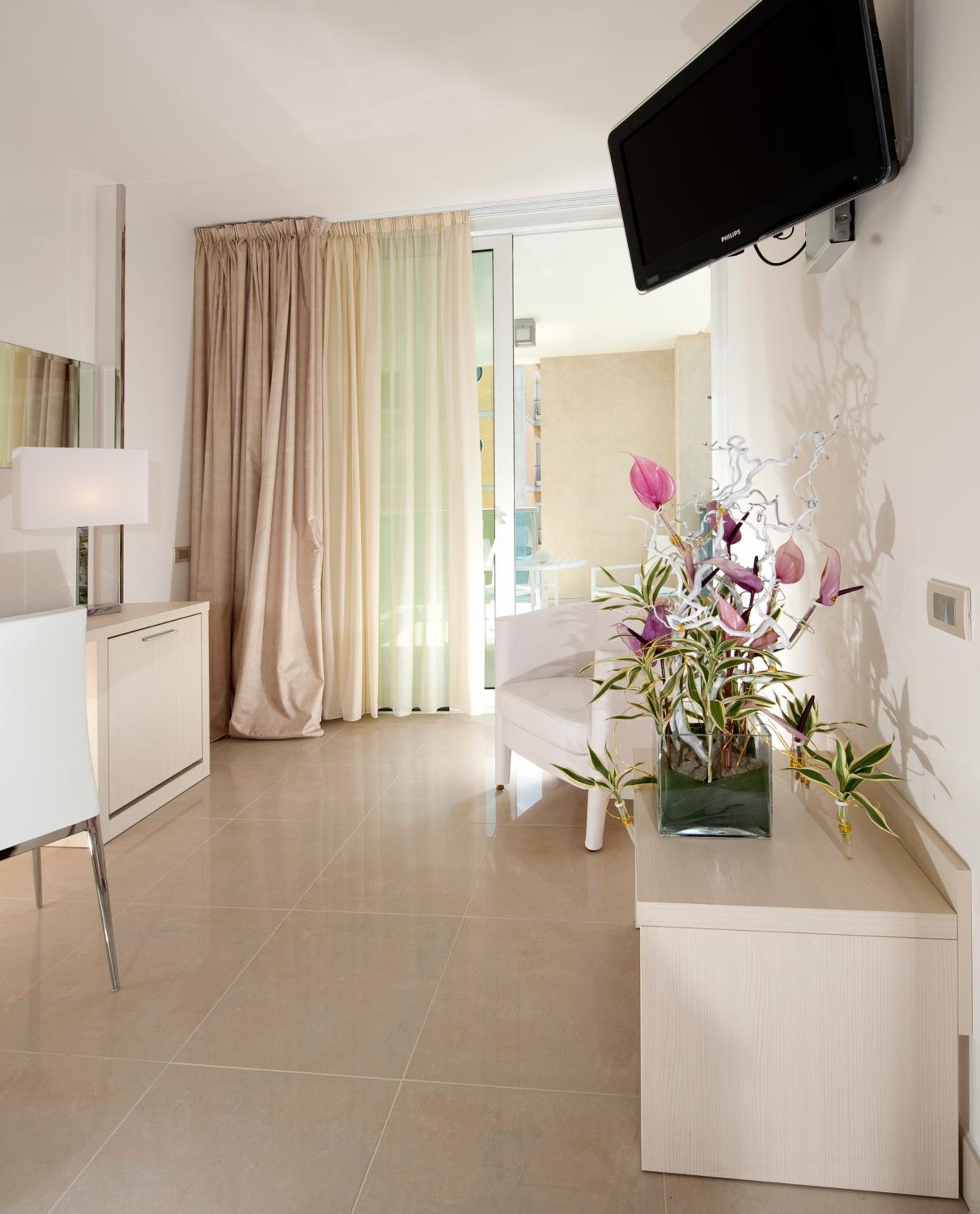 Classic Twin Room with Balcony with side sea view - Photo 4