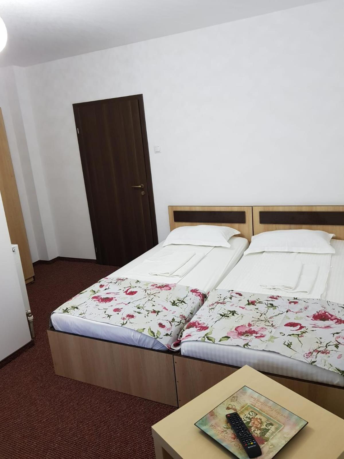 Twin Room with Private Bathroom photo 2