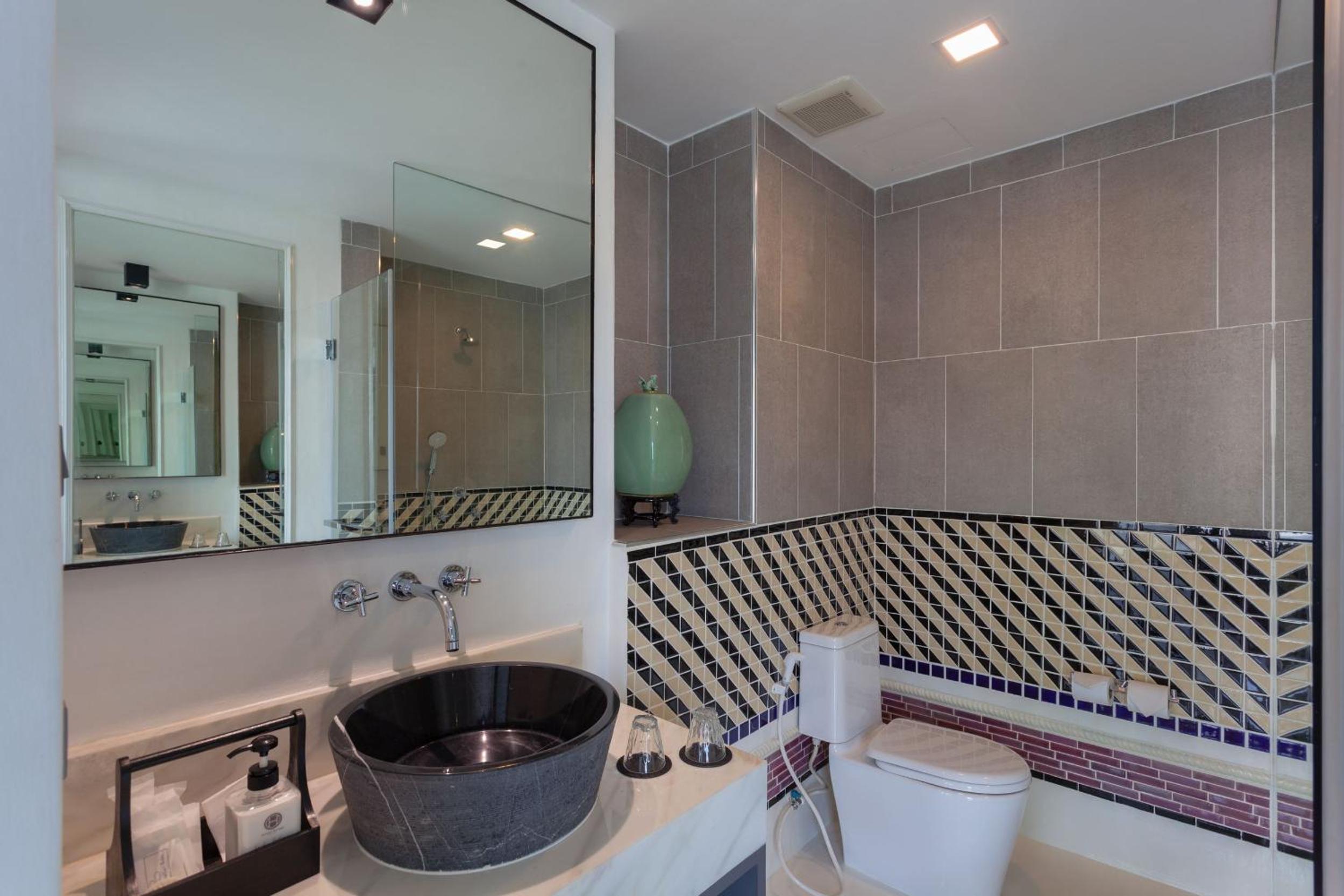 Deluxe King Suite photo 3