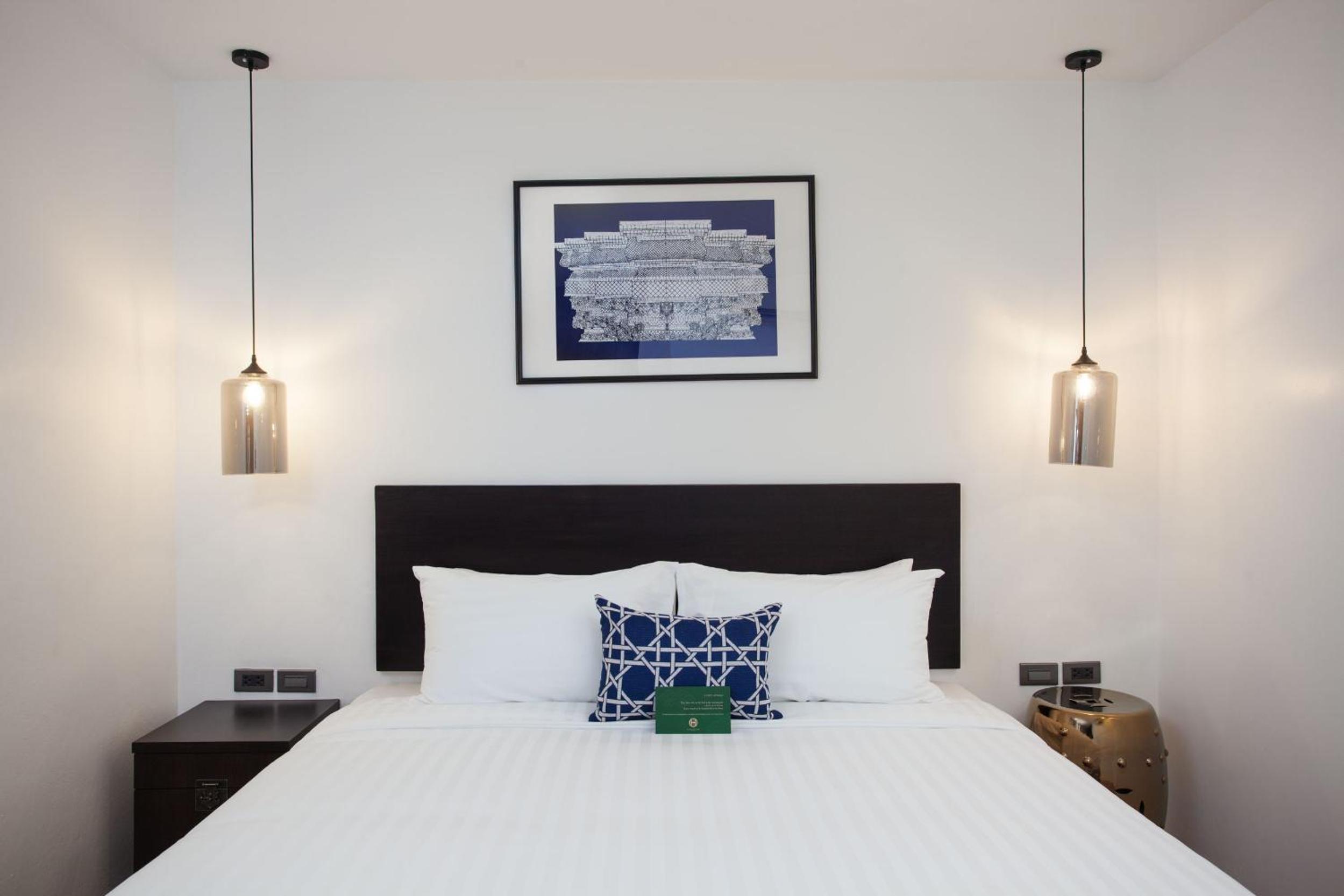 Deluxe King Suite photo 2