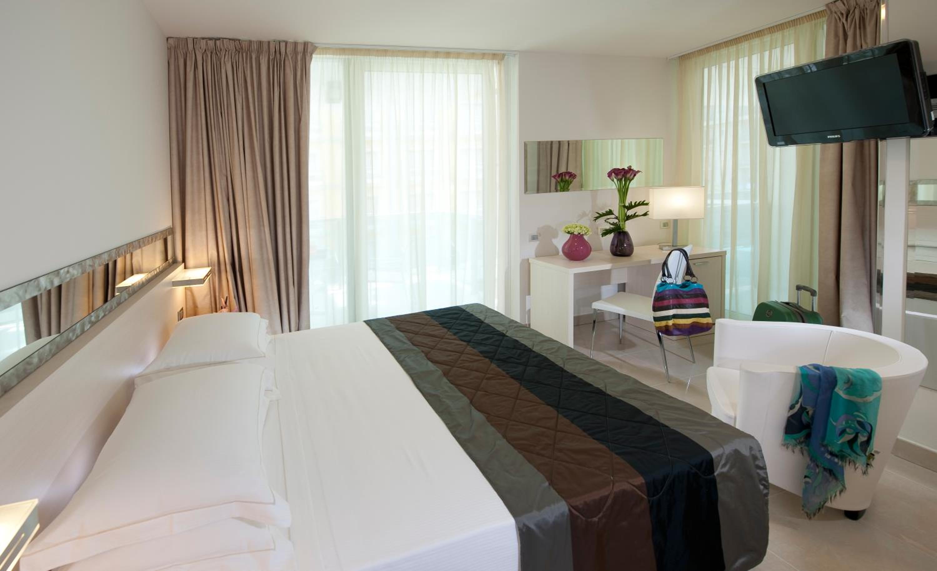 Classic Double Room with Balcony and Side Sea View - Photo 1