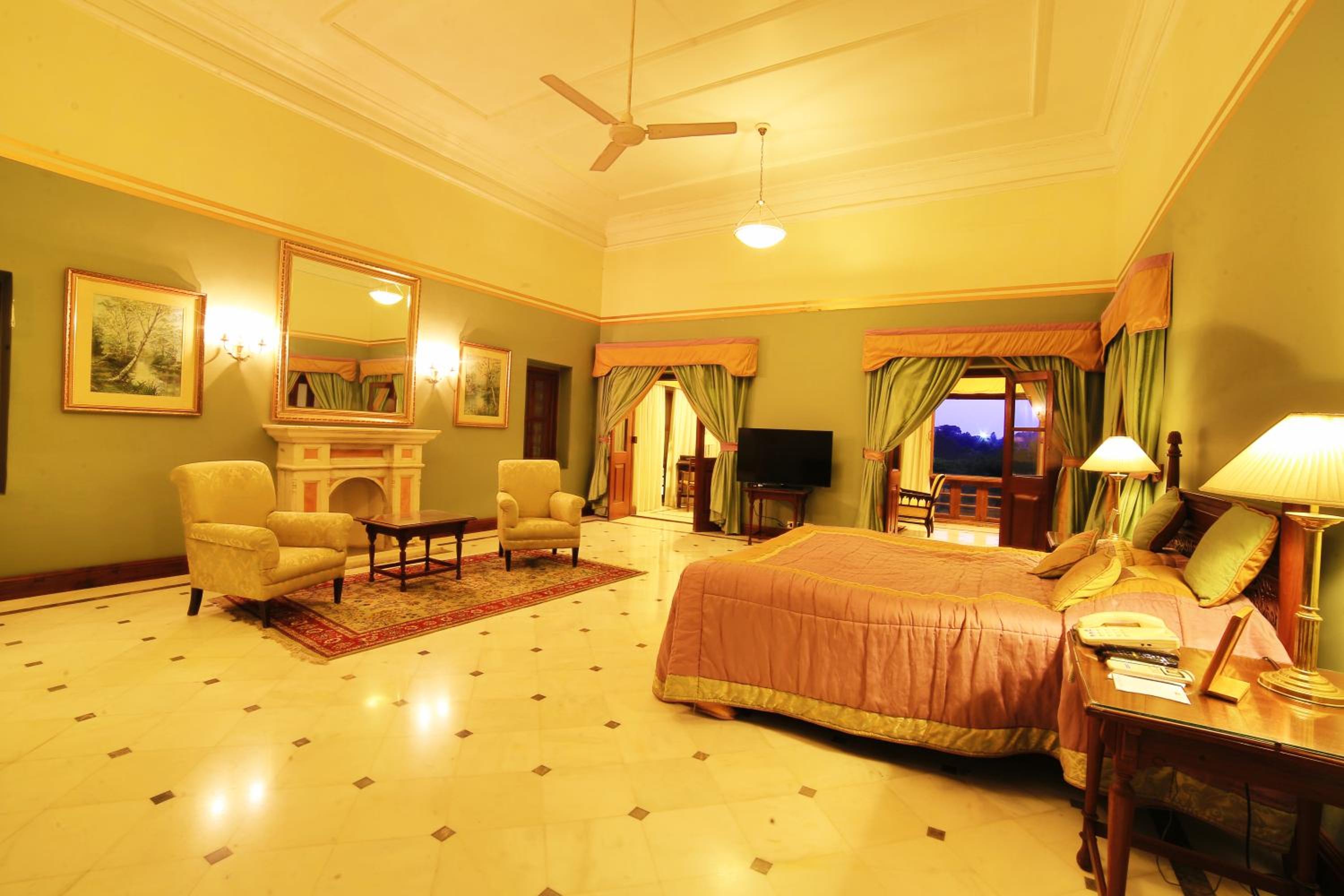 Superior King Suite photo 2