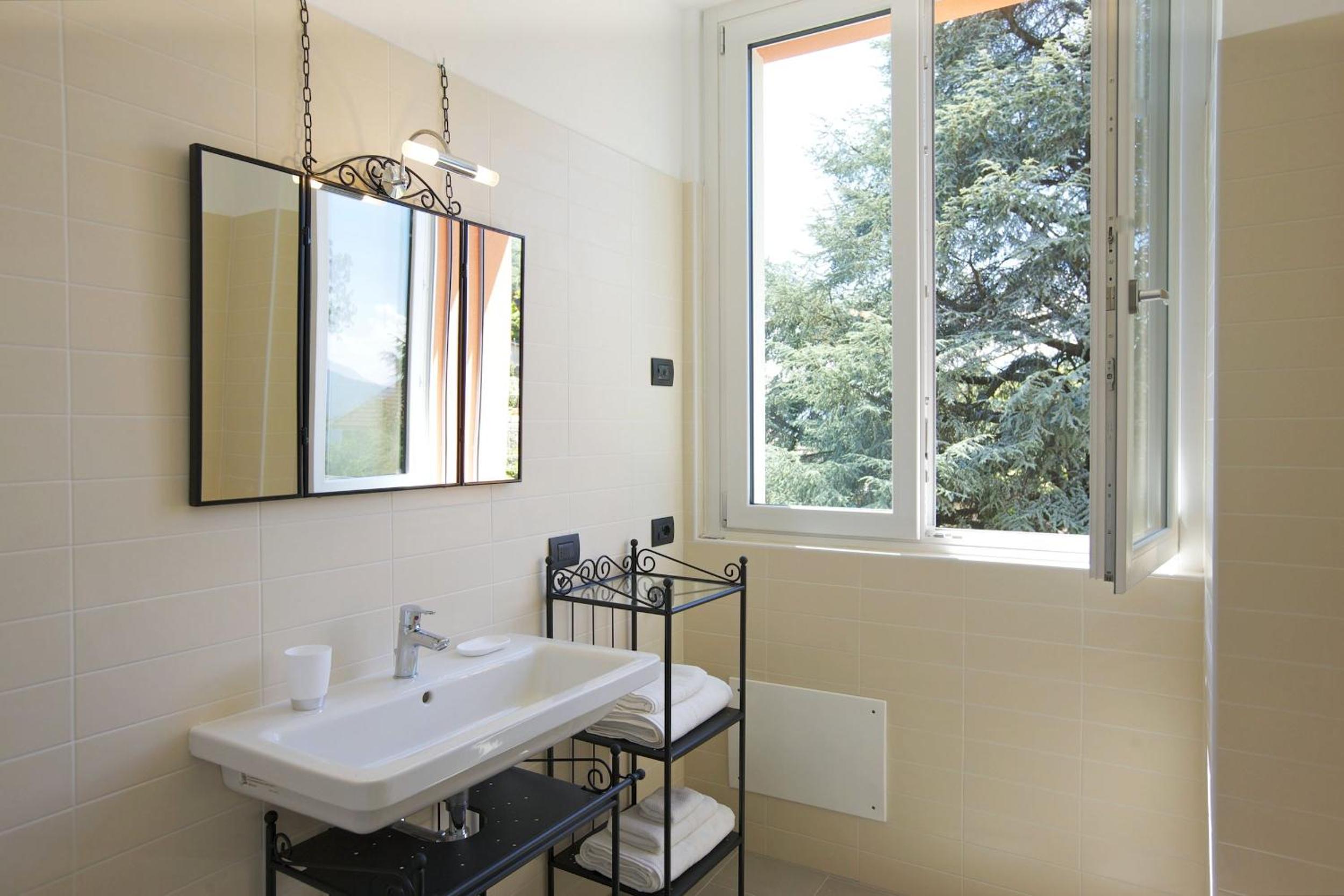 Apartment with Mountain View photo 3