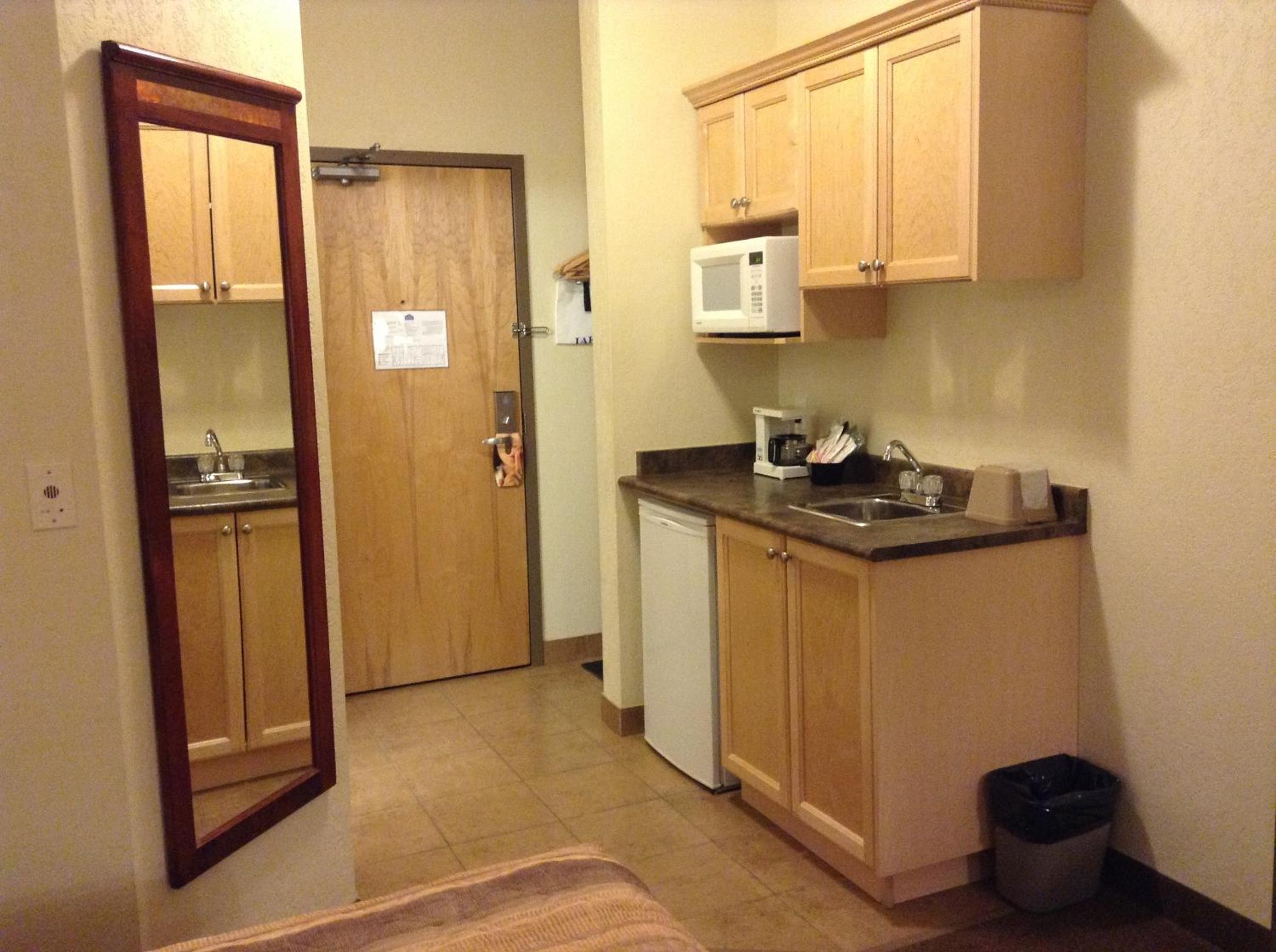 Deluxe Queen Room with Two Queen Beds - Non-Smoking photo 2