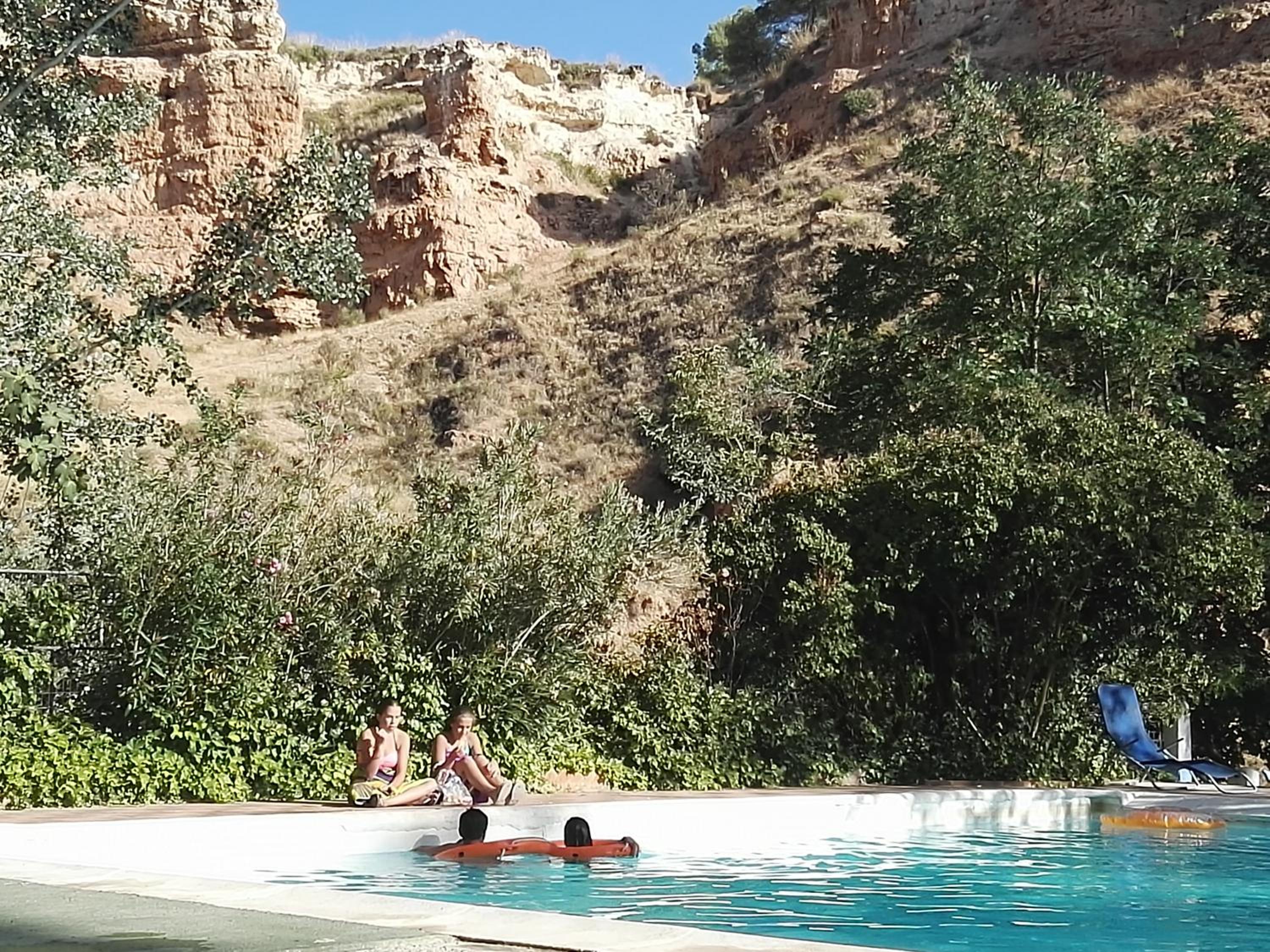 Superior Cave with Hot tub - Photo 16