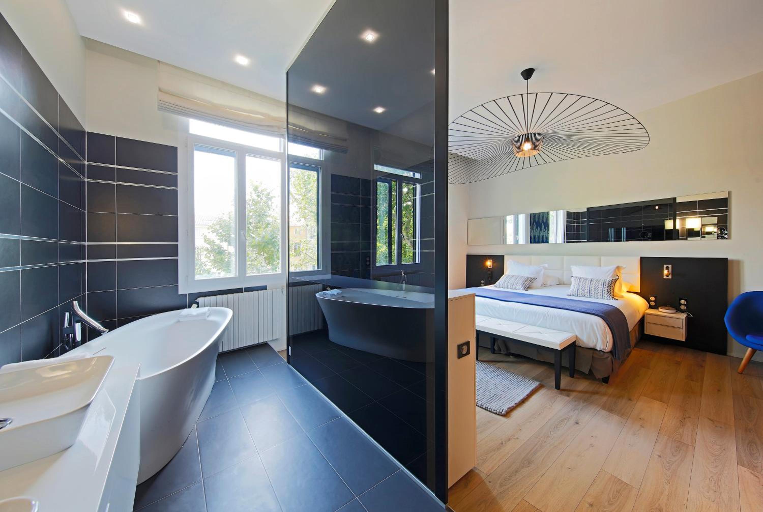 Suite - Photo 1