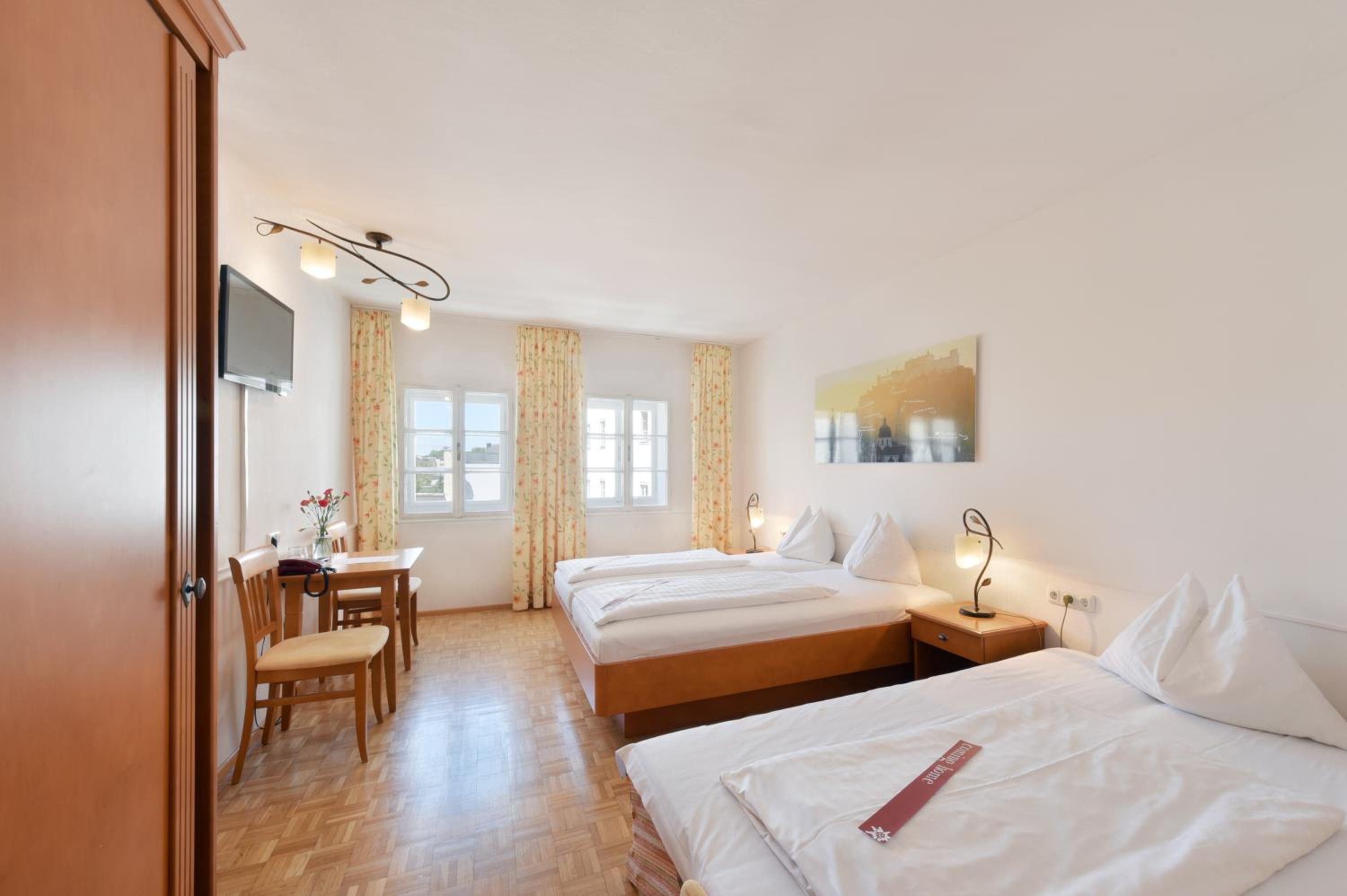Standard Triple Room with Street View