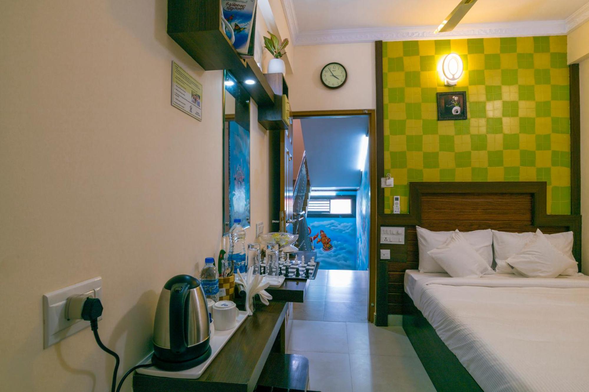 Standard Double Room - Photo 13