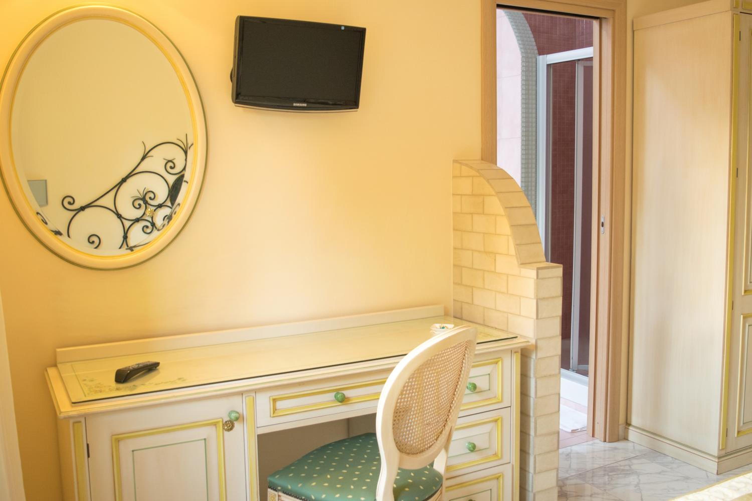 Double or Twin Room - Photo 5