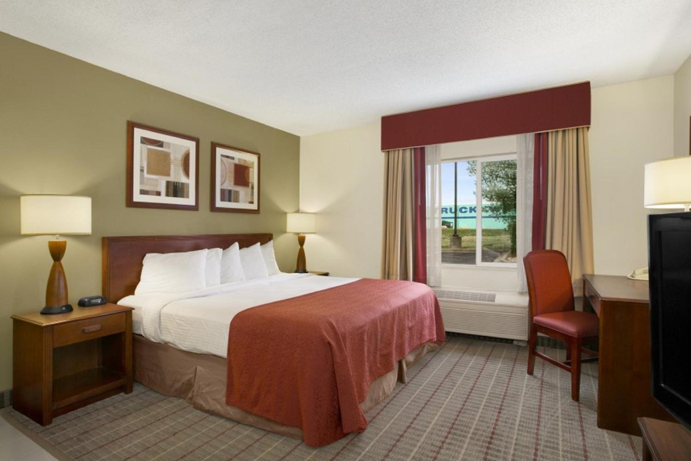 King Room - Non-Smoking - Photo 1