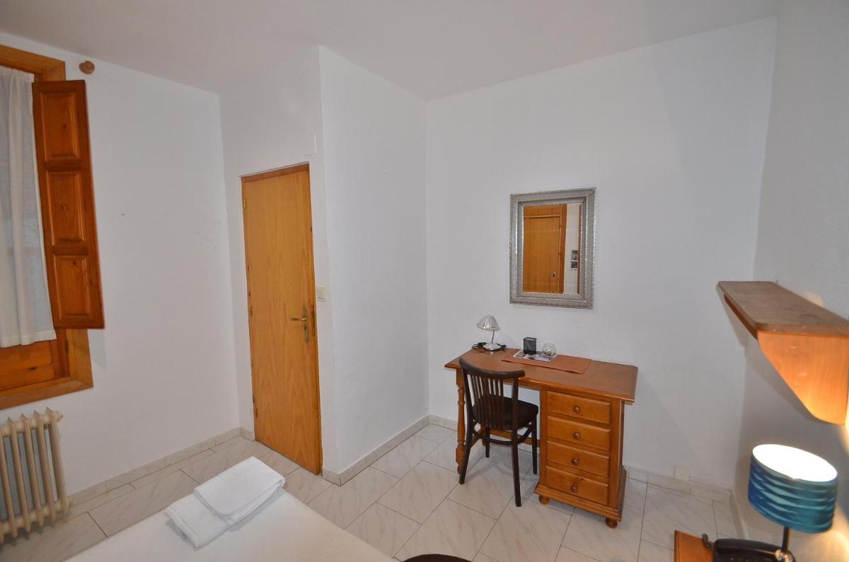 Single Room with Shared Bathroom