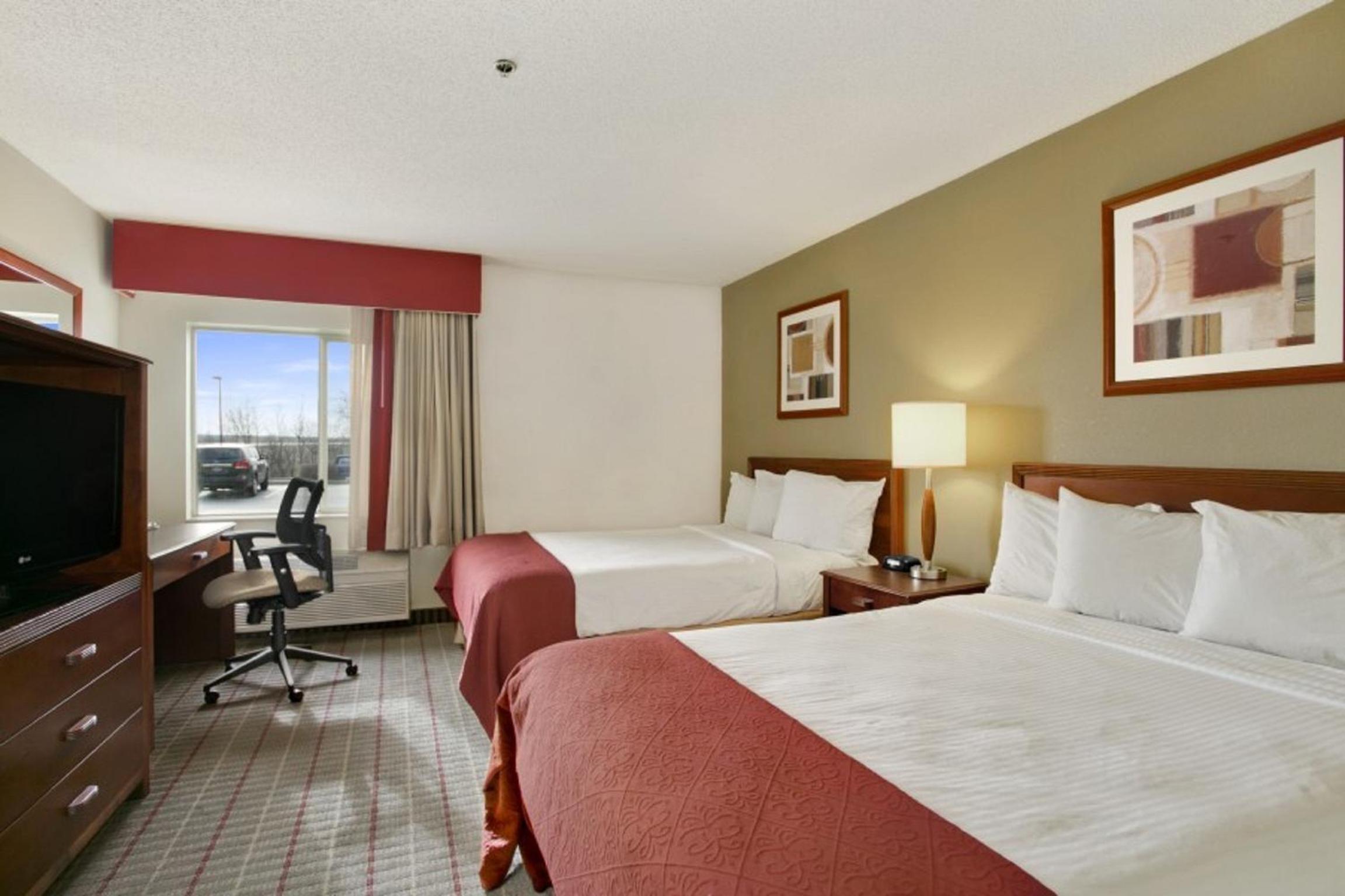 Queen Room with Two Queen Beds - Non-Smoking - Photo 5