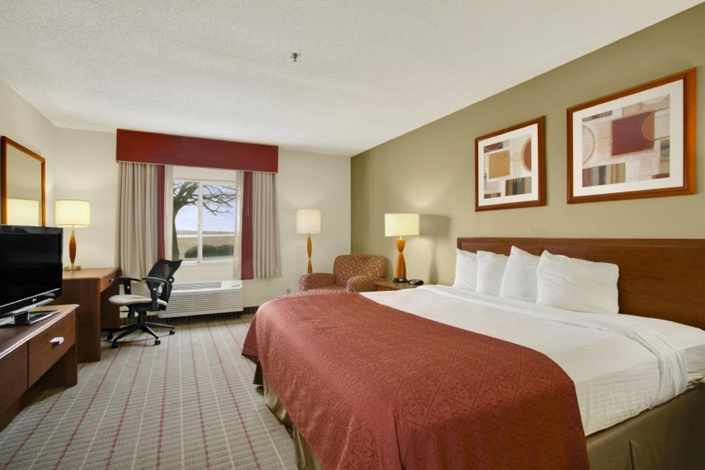King Room - Non-Smoking - Photo 7