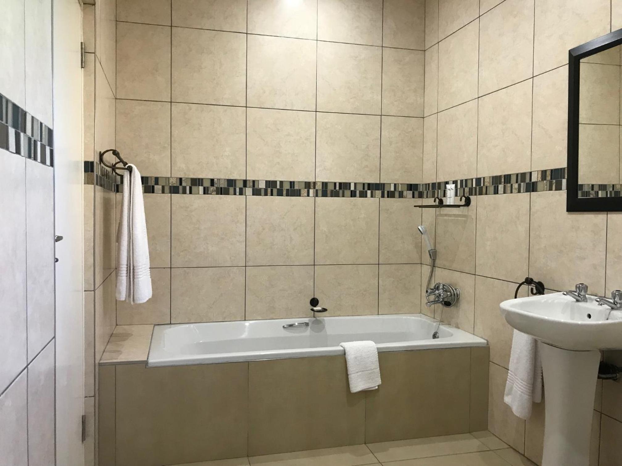 Luxury Queen Room - Photo 10