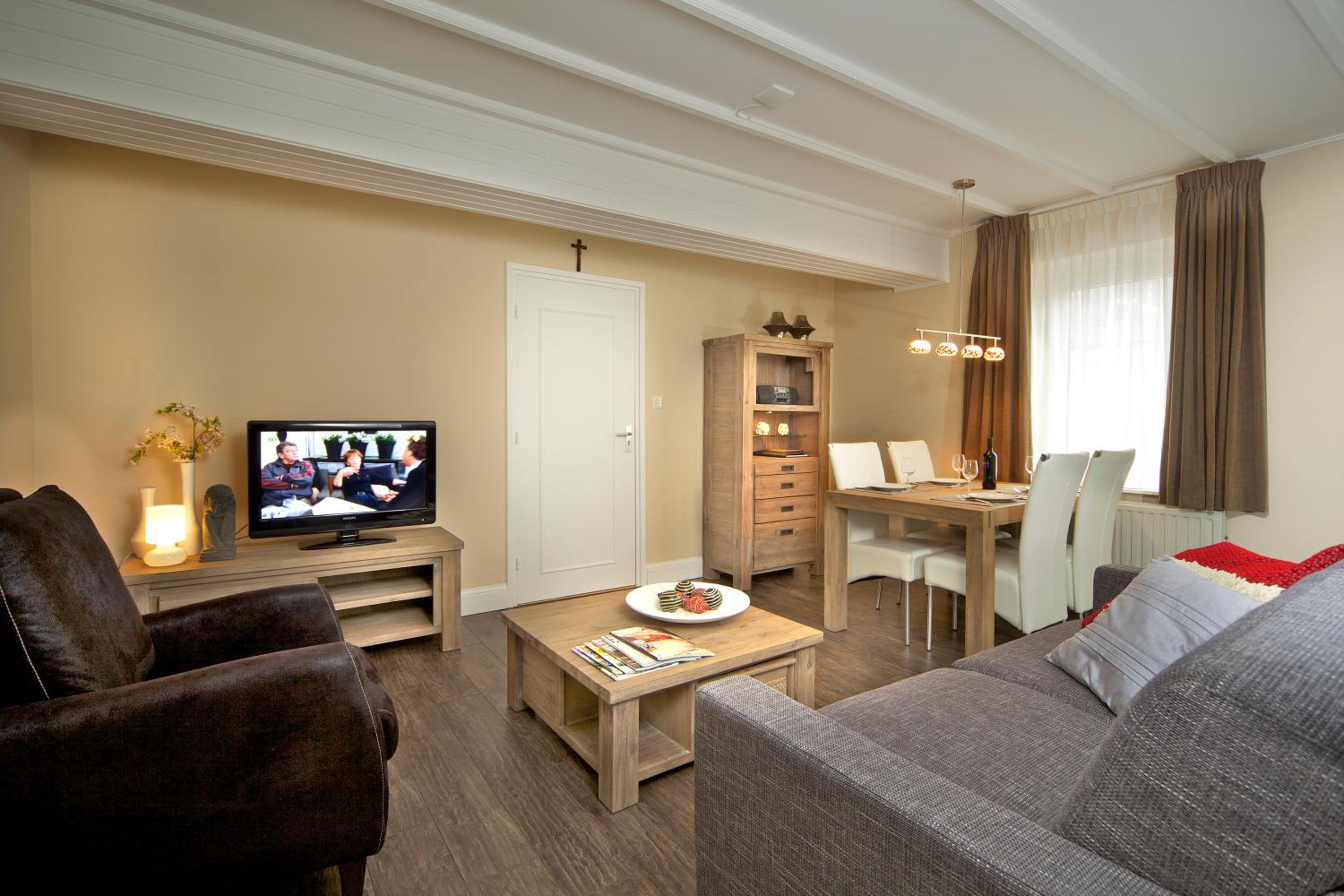 Family Room photo 3