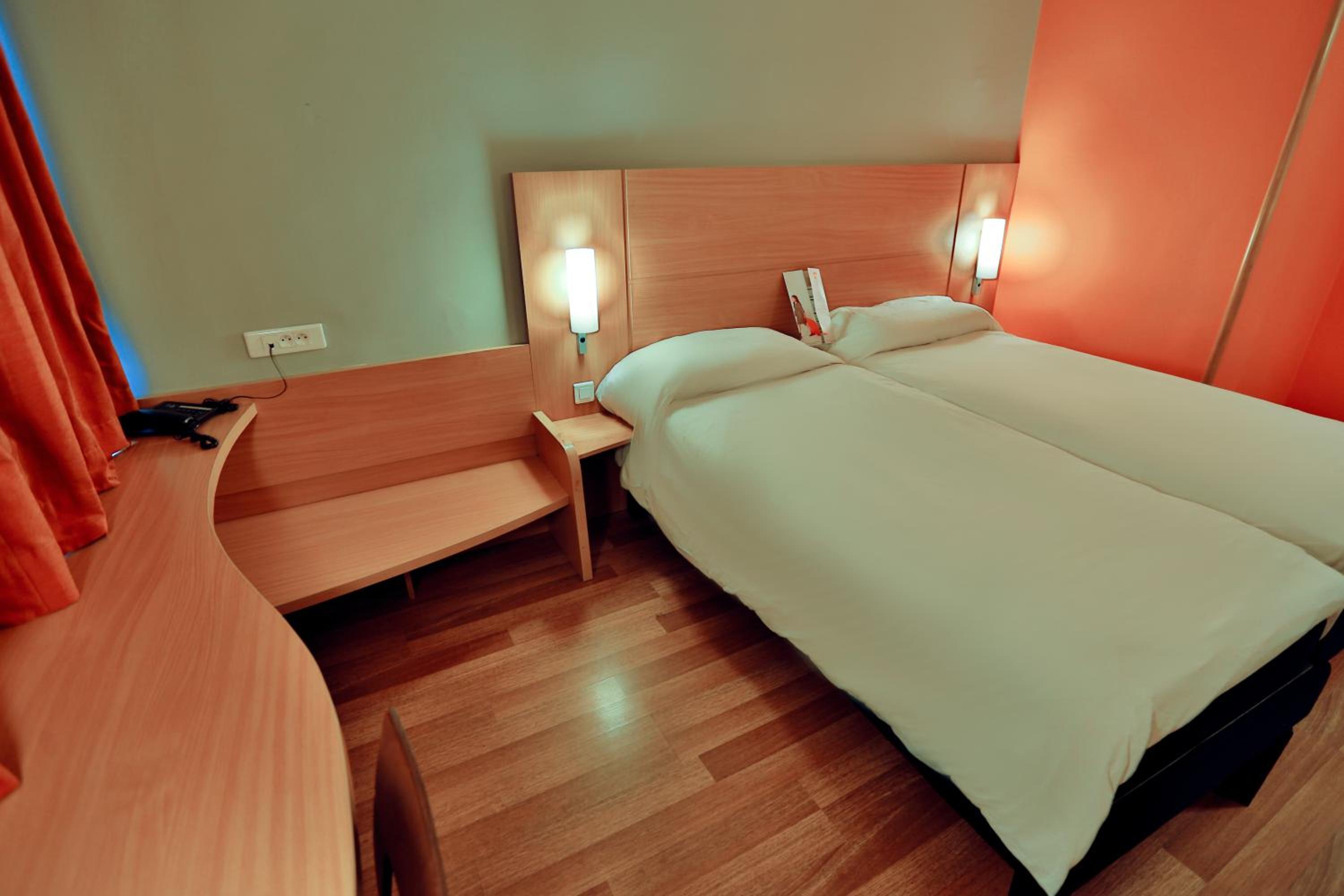 Standard Twin Room - Photo 5