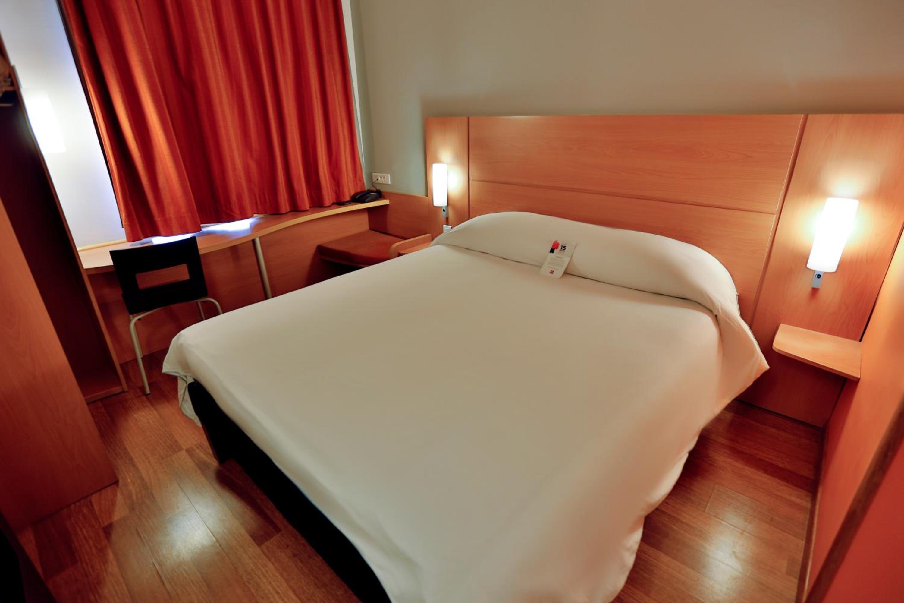 Standard Double Room - Photo 8