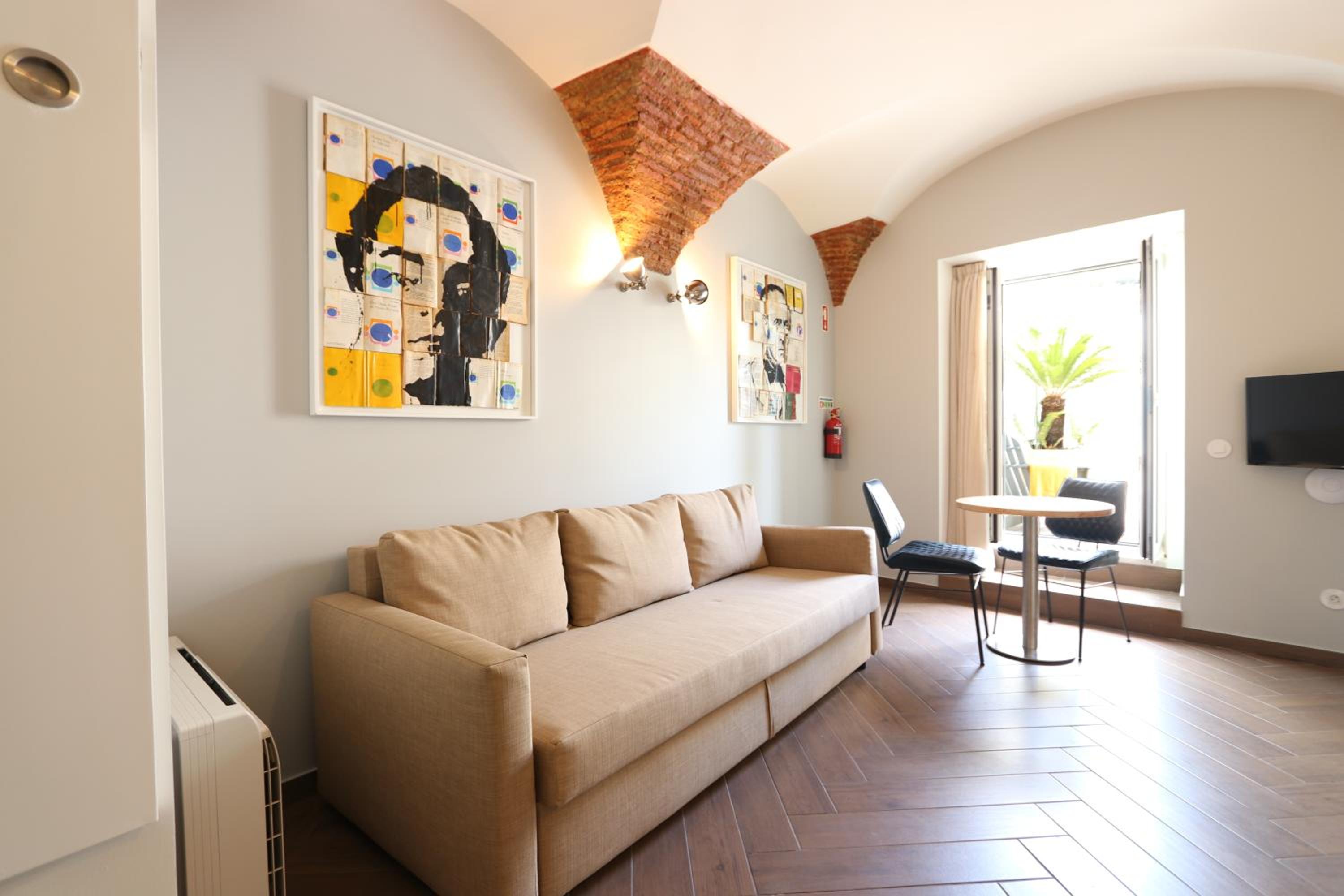 Superior One-Bedroom Apartment