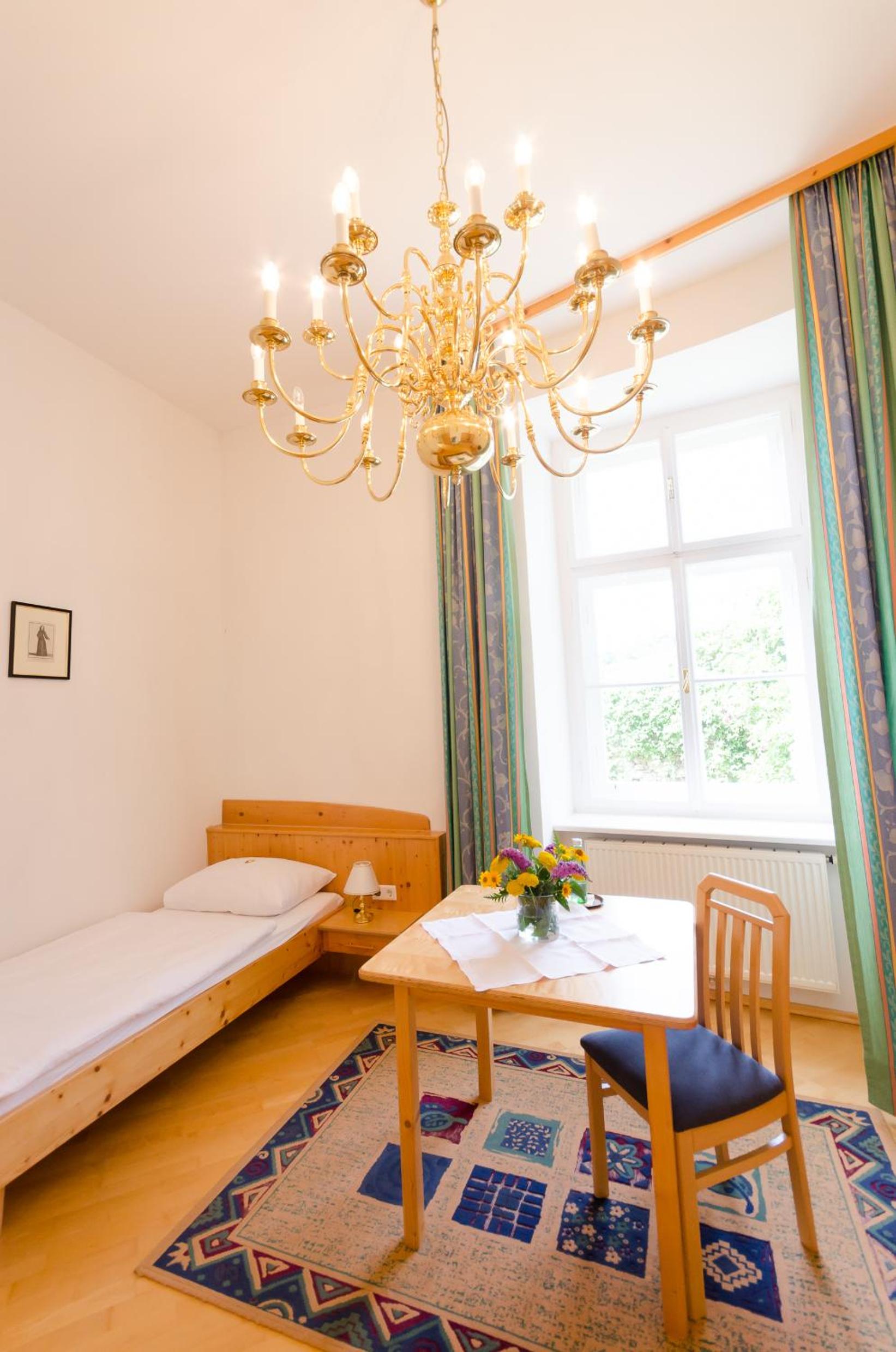 Single Room with Bathroom photo 1
